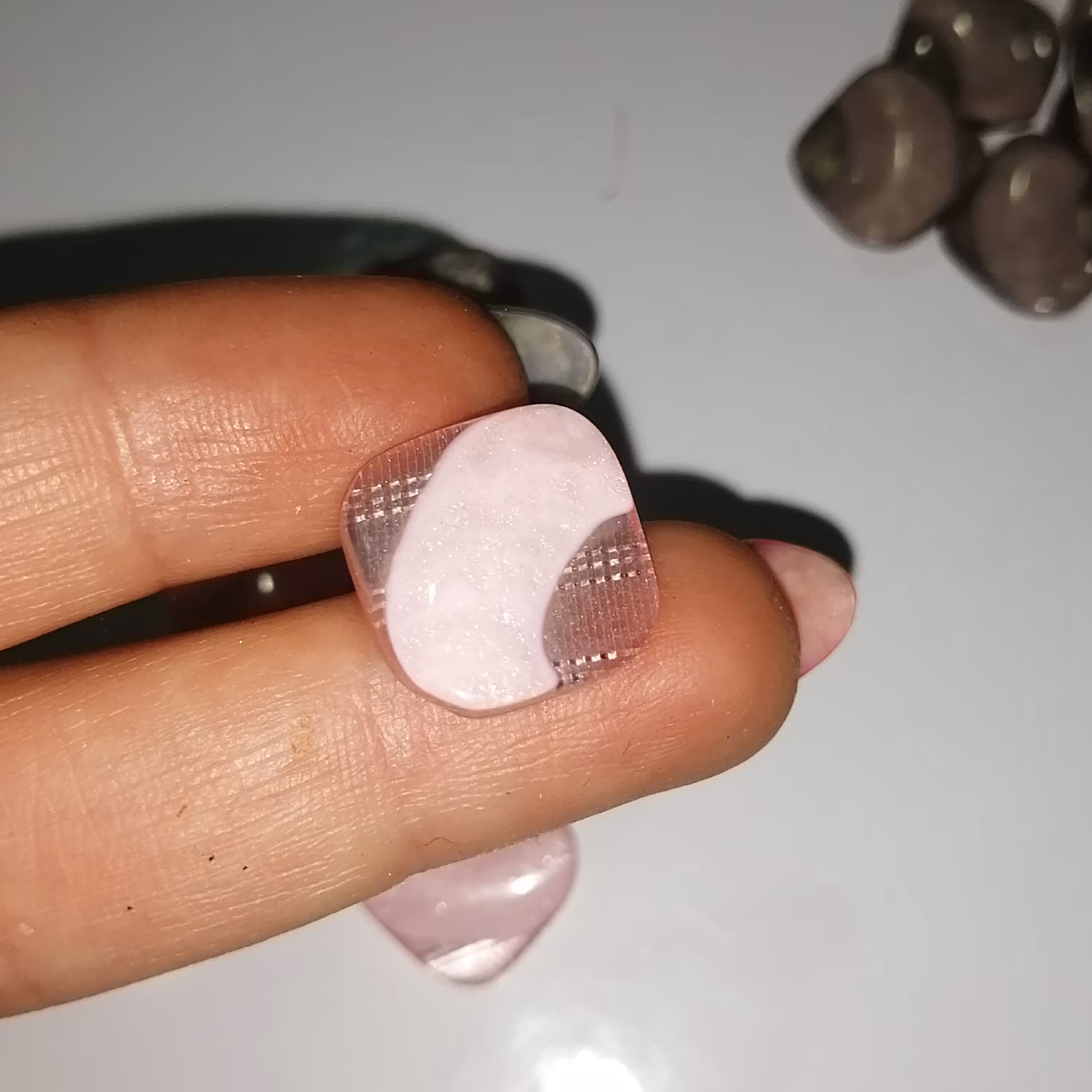 دکمه لباس طرح شیشه ای مربع رگه اکلیلی صورتی  بسته 5 عددی 