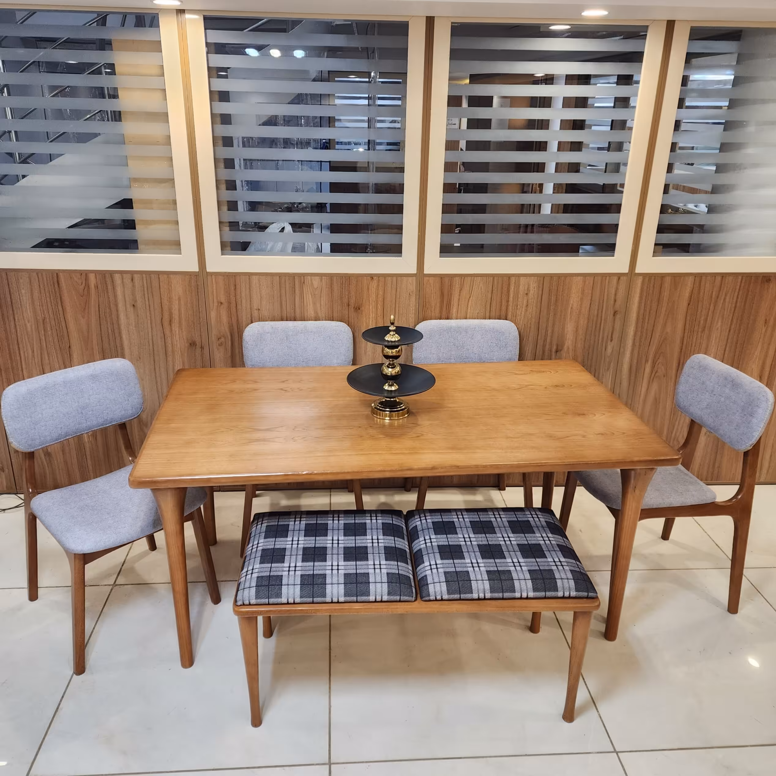 میزغذاخوری 6نفره کاپر  دارای یک میز و4صندلی ویک نیمکت دونفره ارسال باربری وپس کرایه