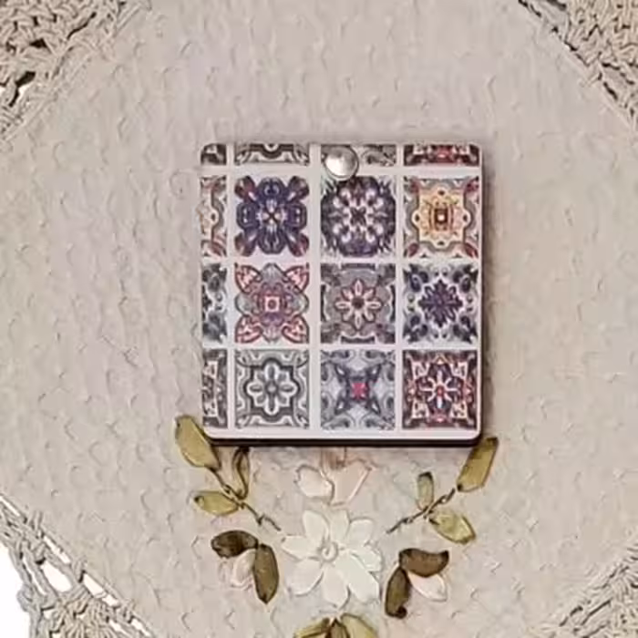 آینه کیفی با در چرخشی چوبی مدل سنتی