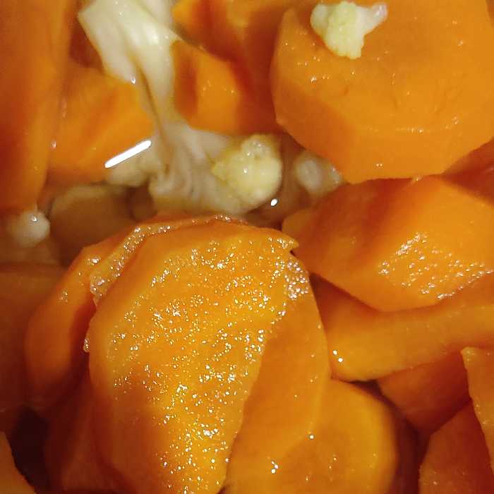 ترشی گل کلم و هویج خانگی بابهترین کیفیت و مناسب ترین قیمت تهیه شده با سرکه و فلفل و سیر و نمک و زرد چوبه 