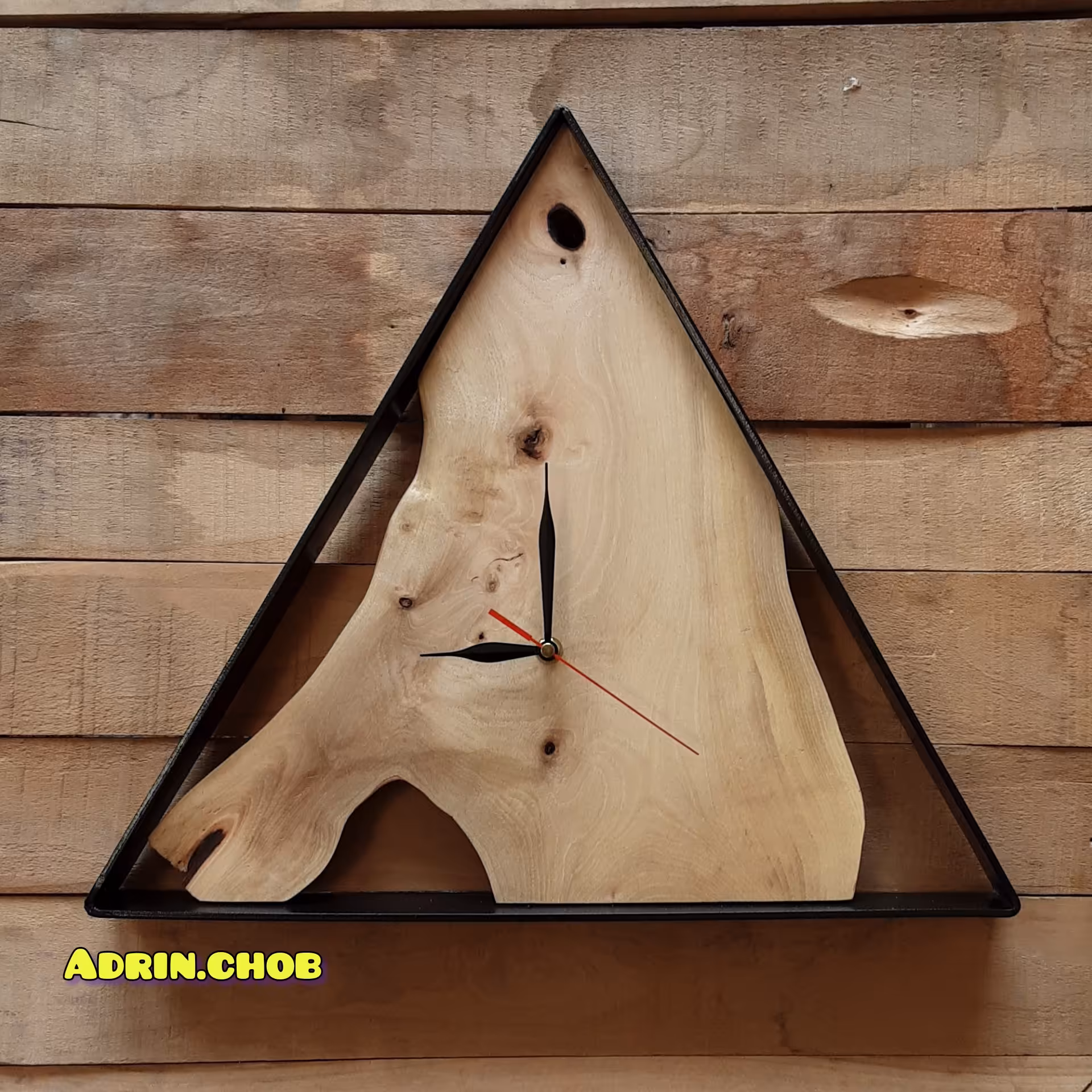 ساعت دیواری مثلث