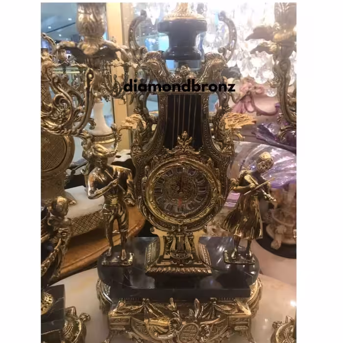ساعت برنزی مدل سلطنتی مجسمه ویالون زن قلمزنی شده با سنگ مرمریت مشکی