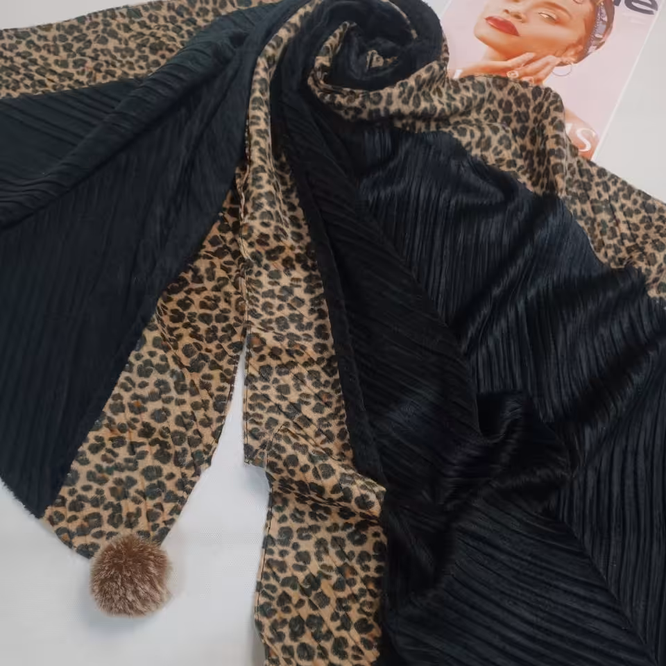 شال مخمل پلنگی دو تیکه پم پم دار ،قواره75در190،دورنگ داره.