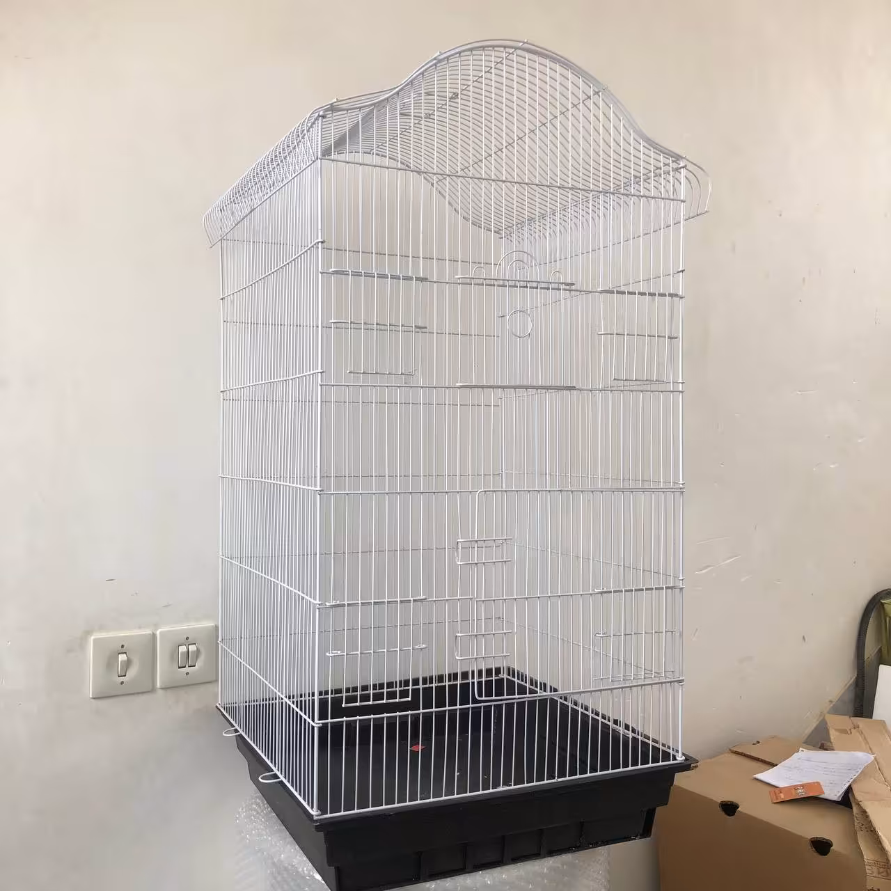 قفس پرنده ریز بافت رنگ سفید مناسب همه پرندگان دو در دارای کفی کشویی توری فضله گیر و چهار ظرف غذا دو چوب نشیمن