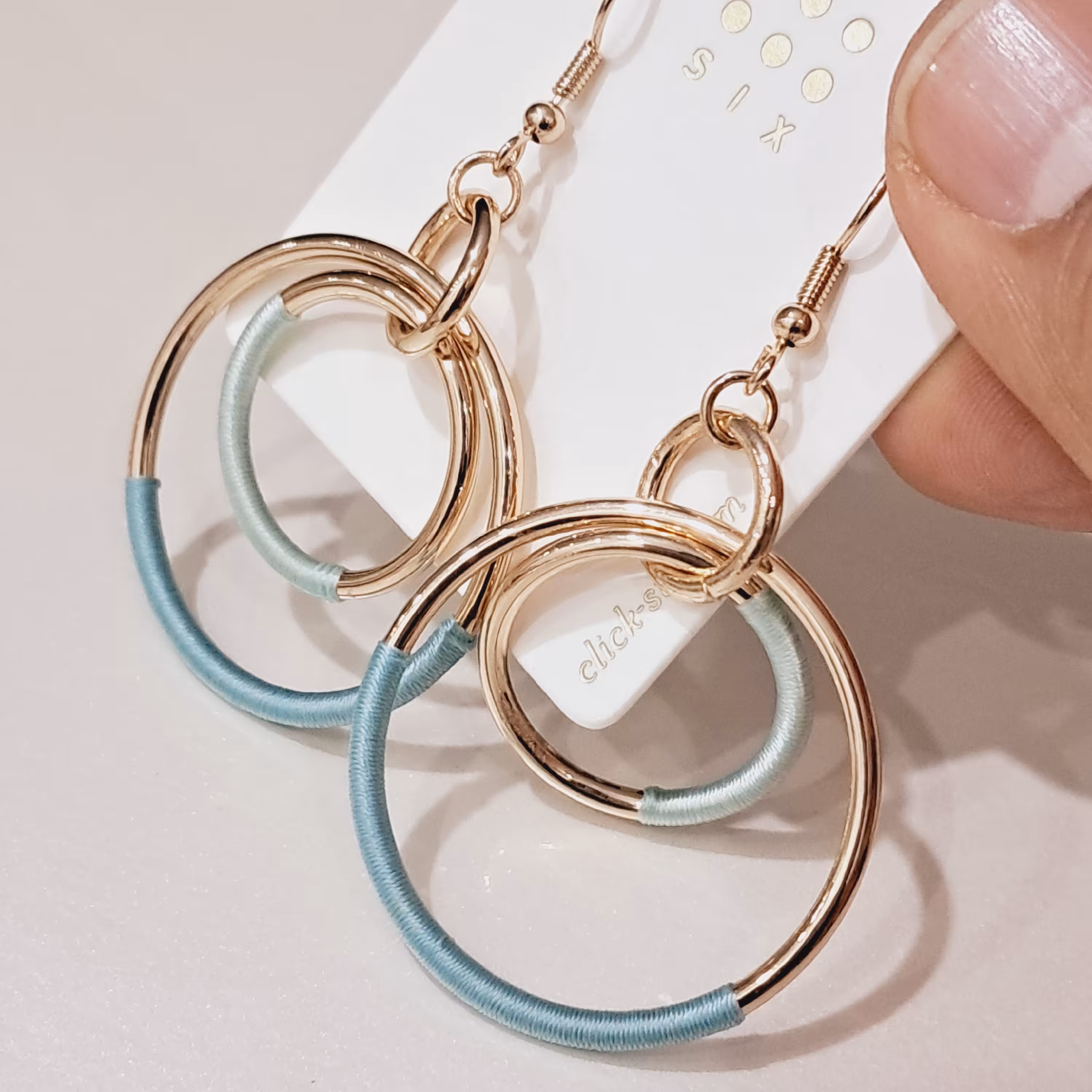 قیمت فاکتور فروش ویژه گوشواره گرد فقط 28000 تومان قیمت اختصاصی غرفه ارزانسرای بازار جواهر .بدلیجات به قیمت عمده 