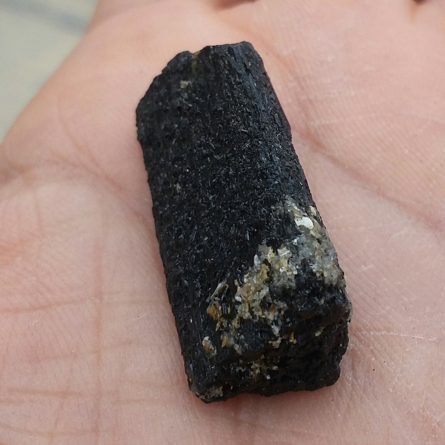 سنگ راف تورمالین شرول وارداتی ارزشمند شاهکار خلقت 100درصد طبیعی مناسب جهت کلکسیون و ساخت نگین کد 9509