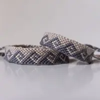 ست دستبند و پابند دستبافت طرح موانا ( طوسی و شیری ) محصول دستساز تیم گوزن آبی