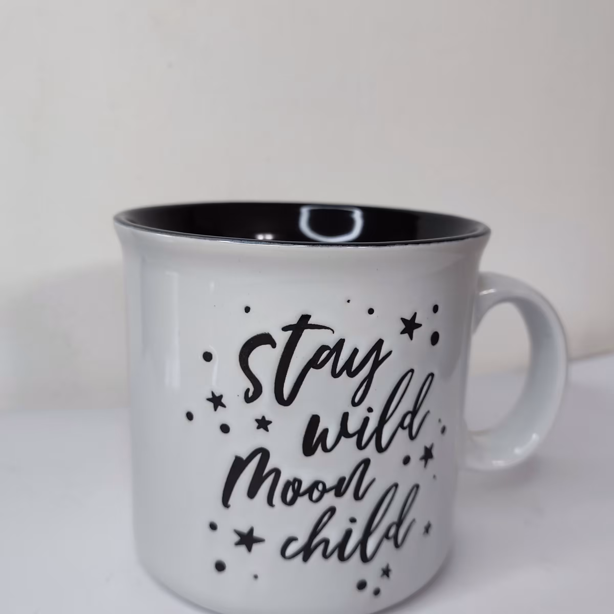 لیوان ، ماگ سرامیکی خارجی بدون درب لعاب داخل و بیرون ماگ  دو رنگ میباشد طرح روی ماگ حکاکی شده و بسیار  با کیفیت 