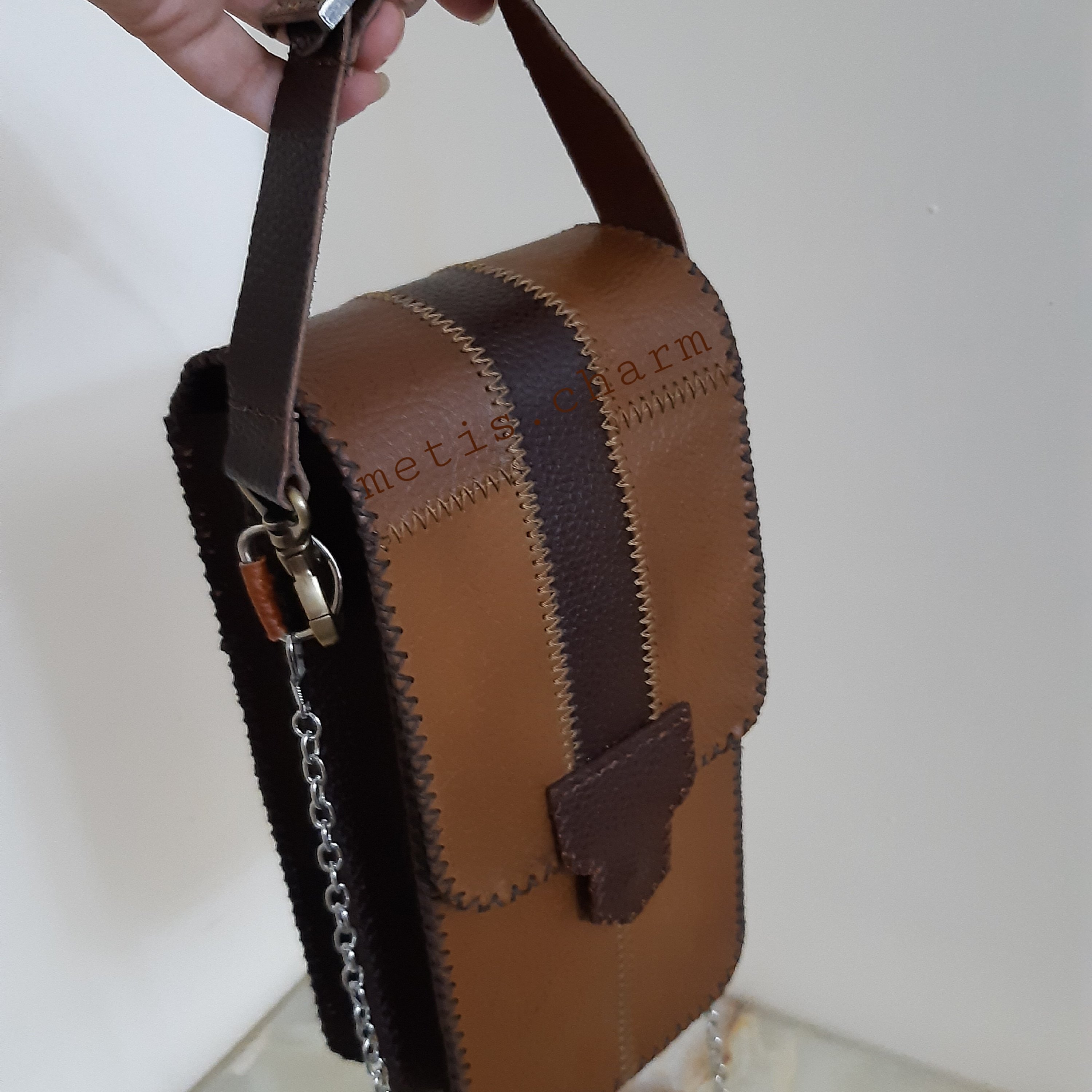 کیف مستطیلی زنانه چرم درجه یک گاوی دارای بند دستی و بند دوشی با قابلیت جدا شدن