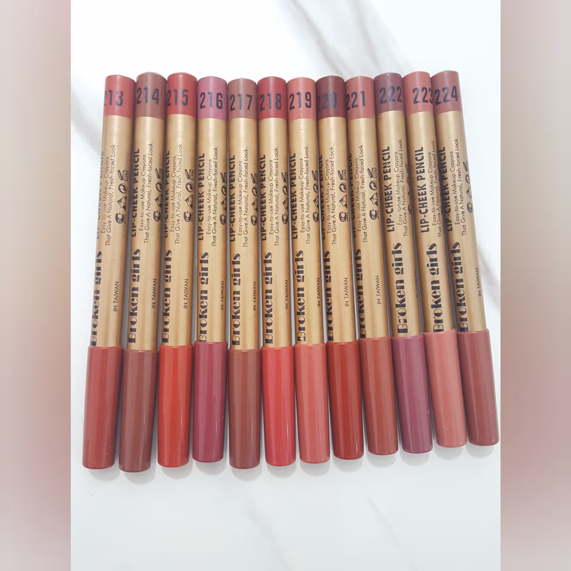 رژ لب مدادی با رنگهای متنوع ساخت تایوان