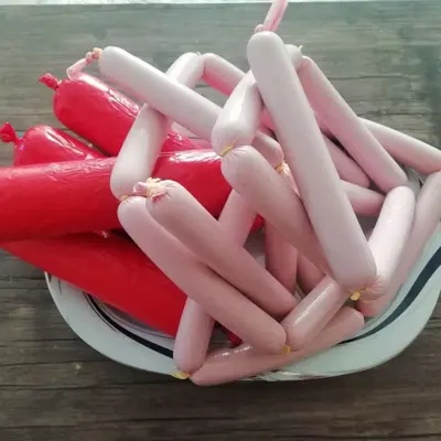 سوسیس و کالباس خانگی آرتا، تهیه شده از گوشت خالص سینه مرغ و ادویه های مختلف، بدون مواد نگه دارنده و ژلاتین