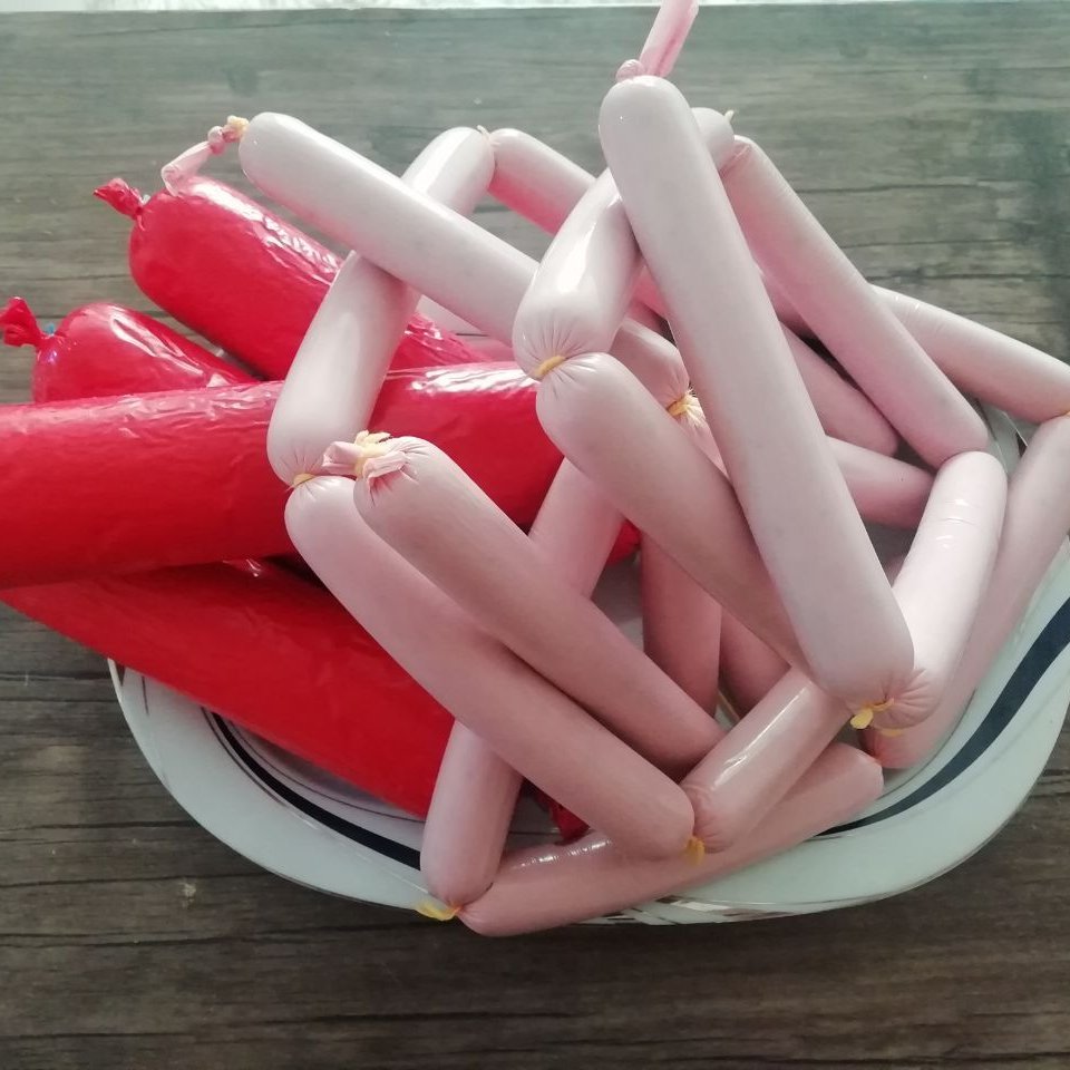 سوسیس و کالباس خانگی آرتا، تهیه شده از گوشت خالص سینه مرغ و ادویه های مختلف، بدون مواد نگه دارنده و ژلاتین