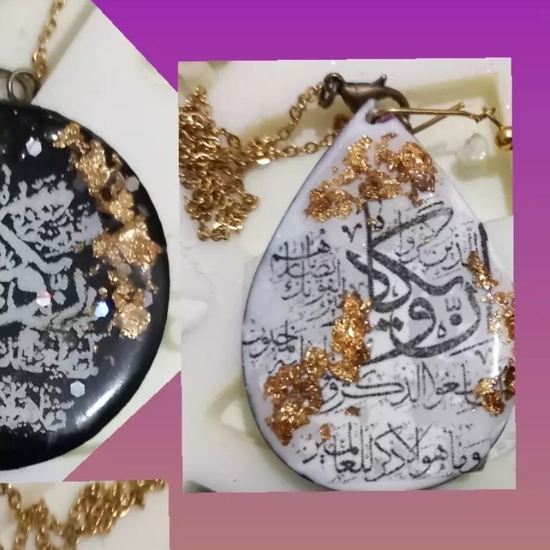 آویز رزینی و ان یکاد سفید پشت مشکی....فروخته شد