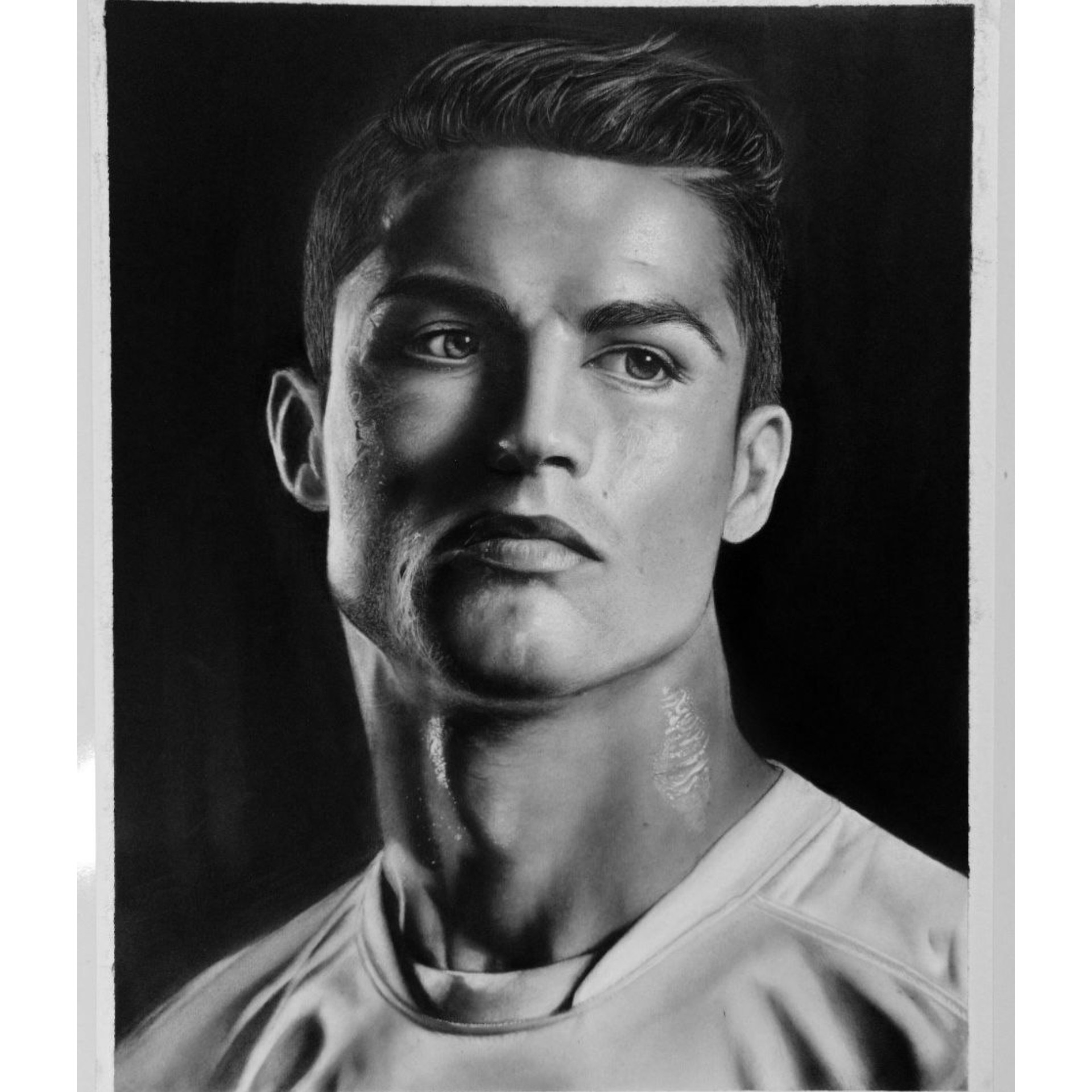 تابلو نقاشی سیاهقلم باپودر زغال و کنته کارشده با بهترین متریال بهمراه قاب و پاسپارتو-مدل رونالدو