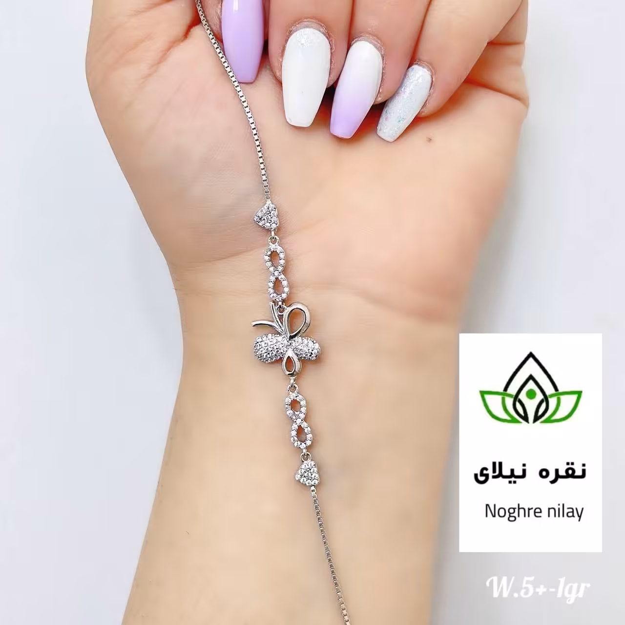 دستبند  نقره ظریف  عیار 925آبکاری طلا سفید  دارای رنگ ثابت تضمینی بدون ریزش نگین   . ارسال رایگان  و  دارای فاکتور معتر.