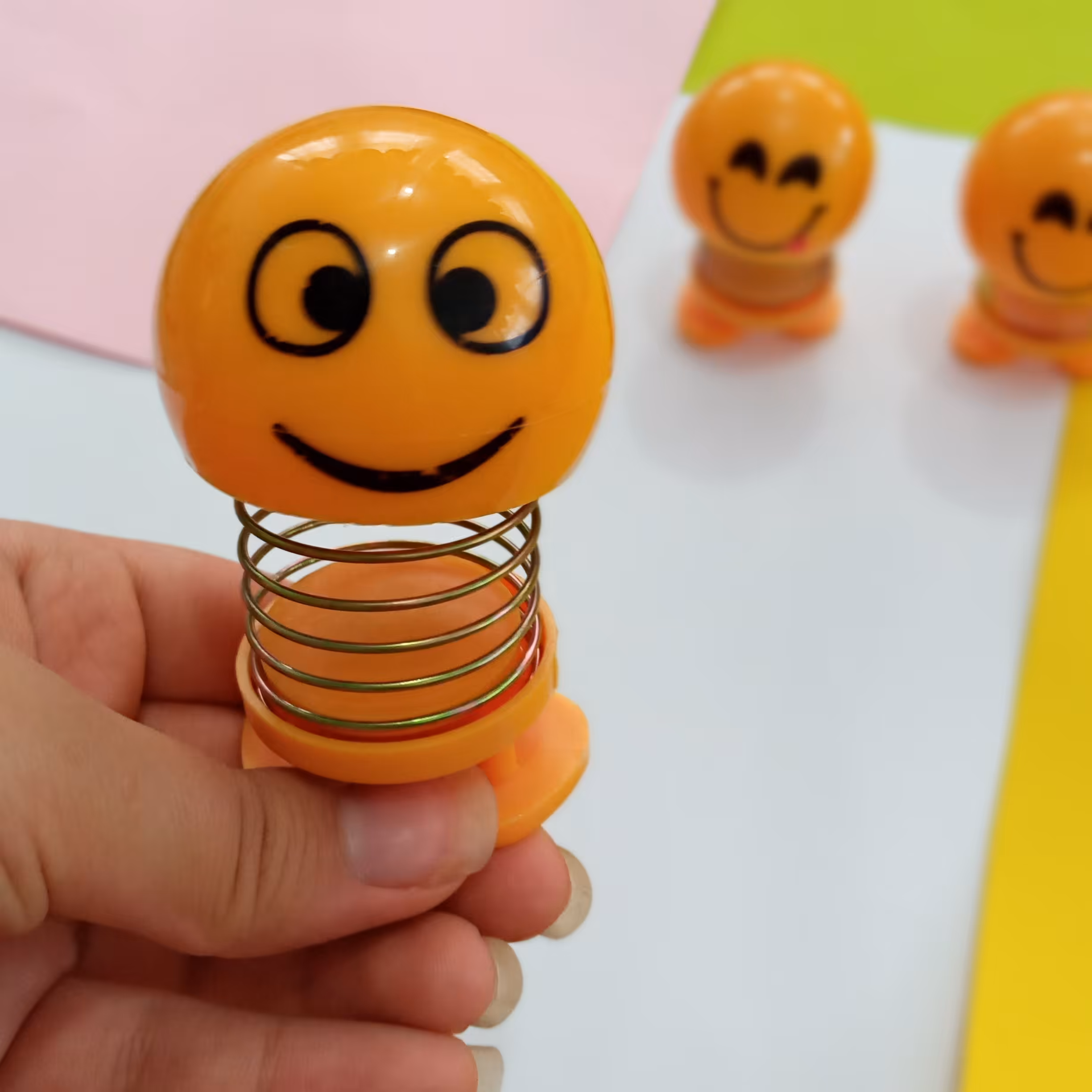 عروسک ایموجی فنری لبخند و خوشمزه 

