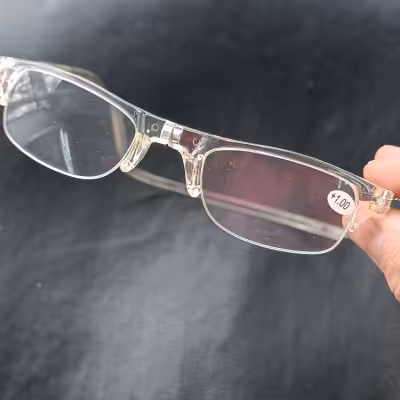 عینک مطالعه گردنی مگنتی مثبت یک و بیست و پنج پیرچشمی