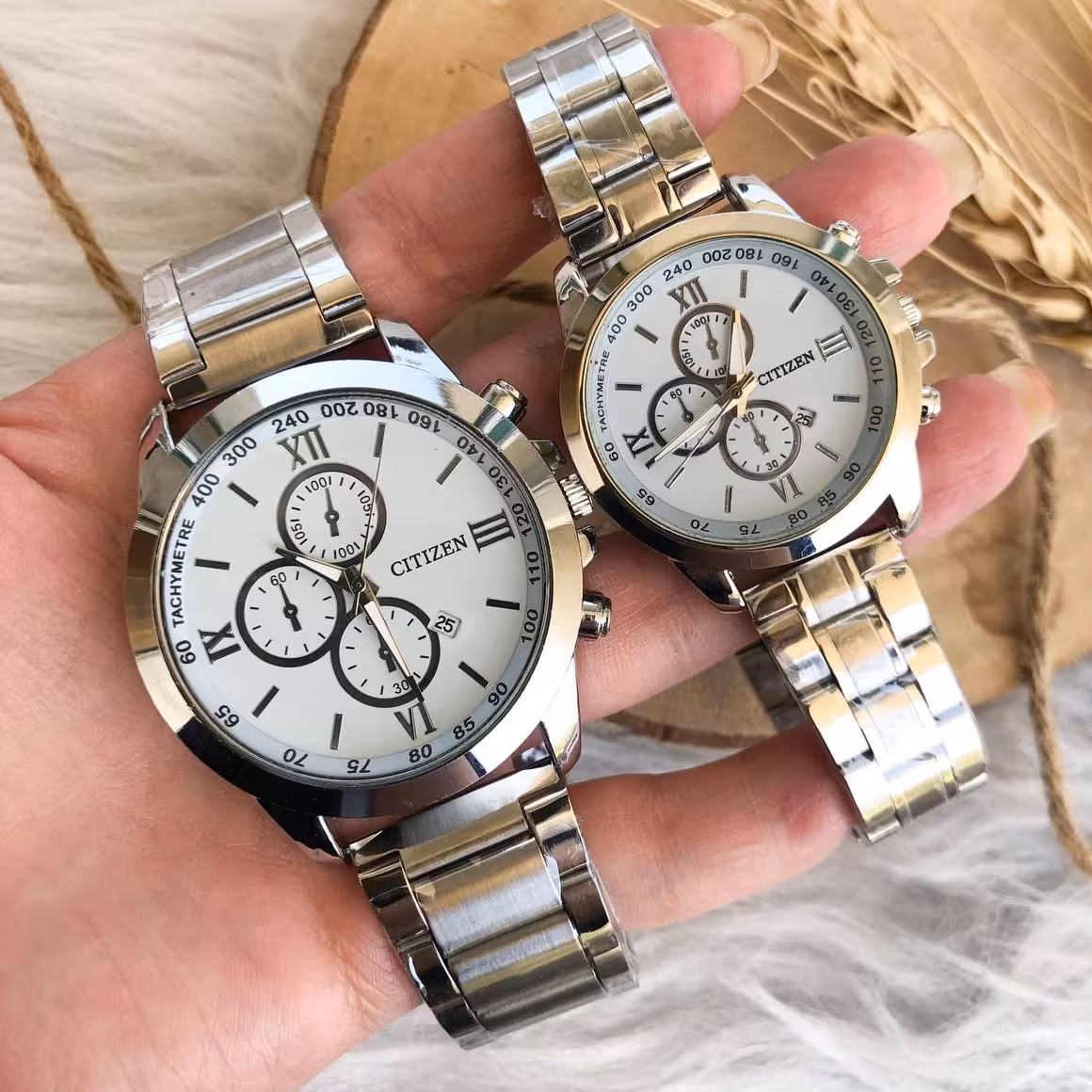 ست ساعت زنانه و مردانه مارک سیتیزن بنداستیل نقره ای صفحه سفید. طرح سه موتوره 12 ماه گارانتی موتور
دارای تقویم. 