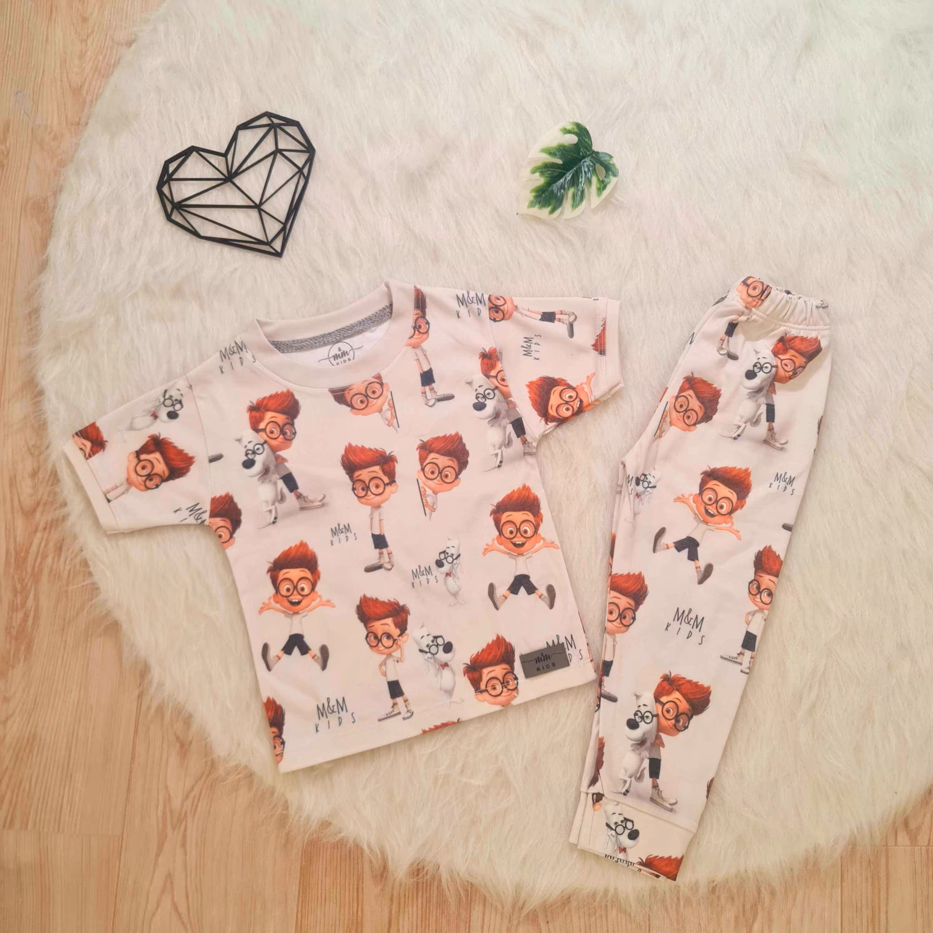 ست دو تیکه راحتی تیشرت آستین بلند و شلوار کودک بچگانه طرح پسر عینکی مناسب  دو تا ده سال 