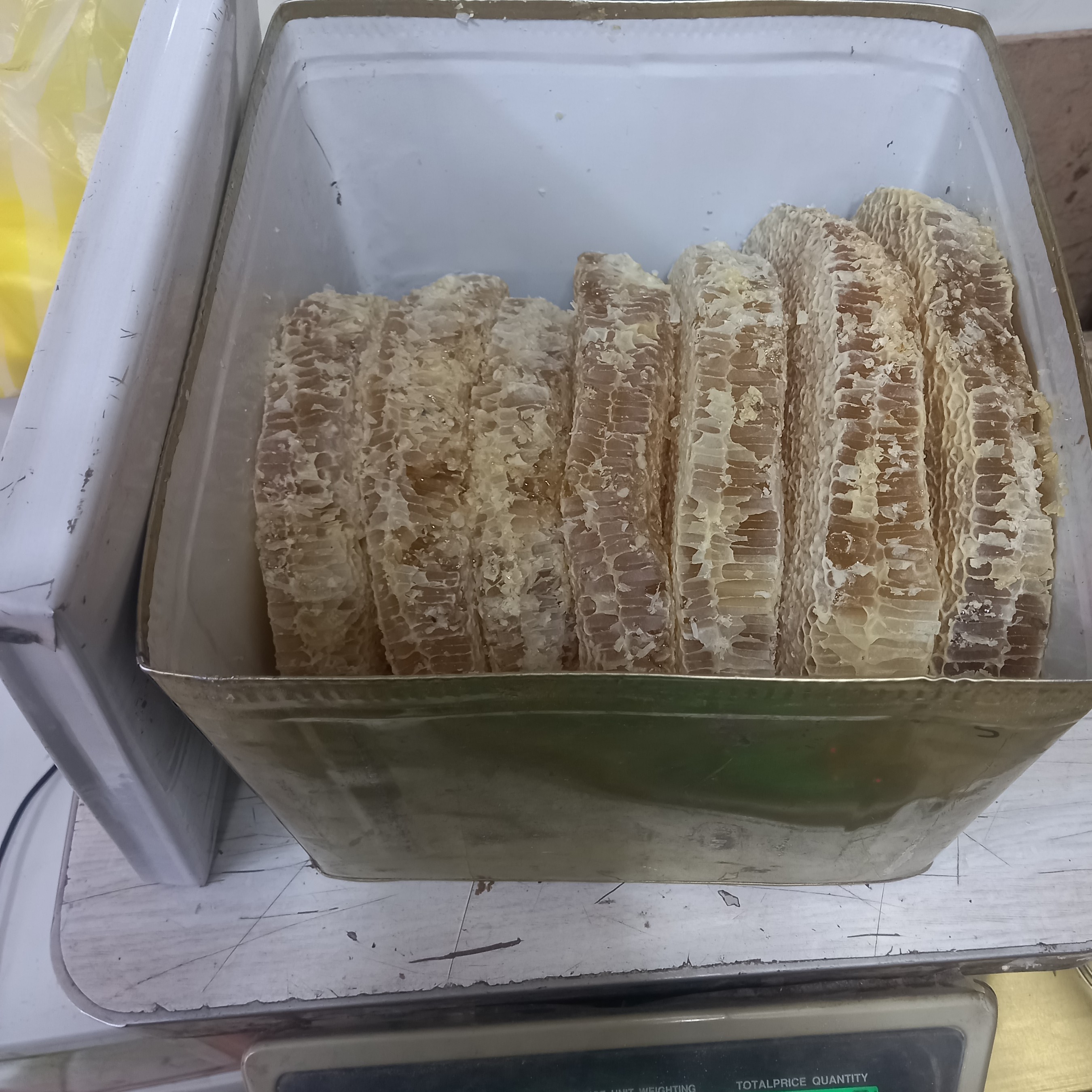 عسل طبیعی سبدبه رنگ سفید ودبسته بندی نیم حلب بزرگ 7کیلویی به وزن 5کیلو و900گرم