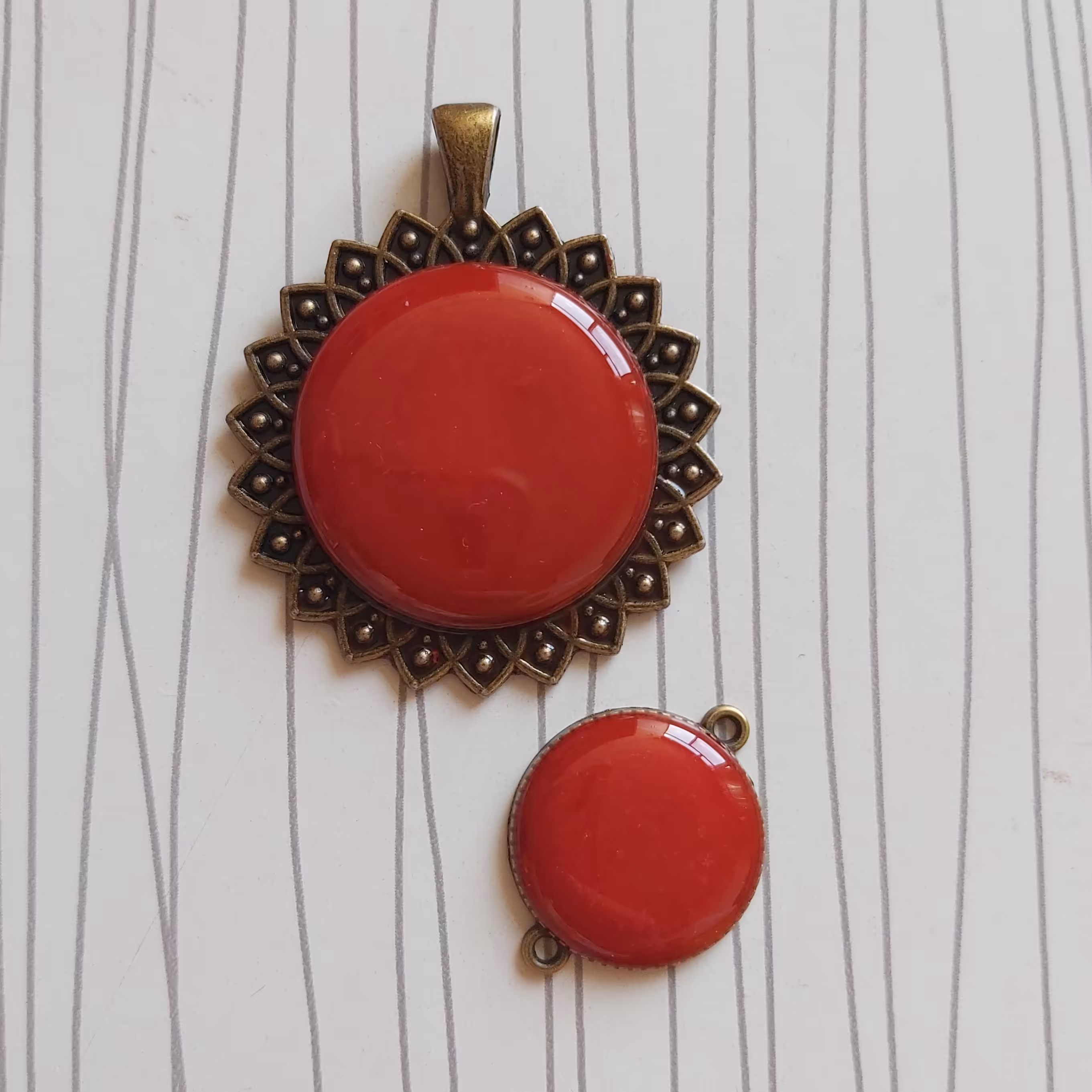ست پلاک گردنبندی وددستبندی رزینی قرمز مدل گرد