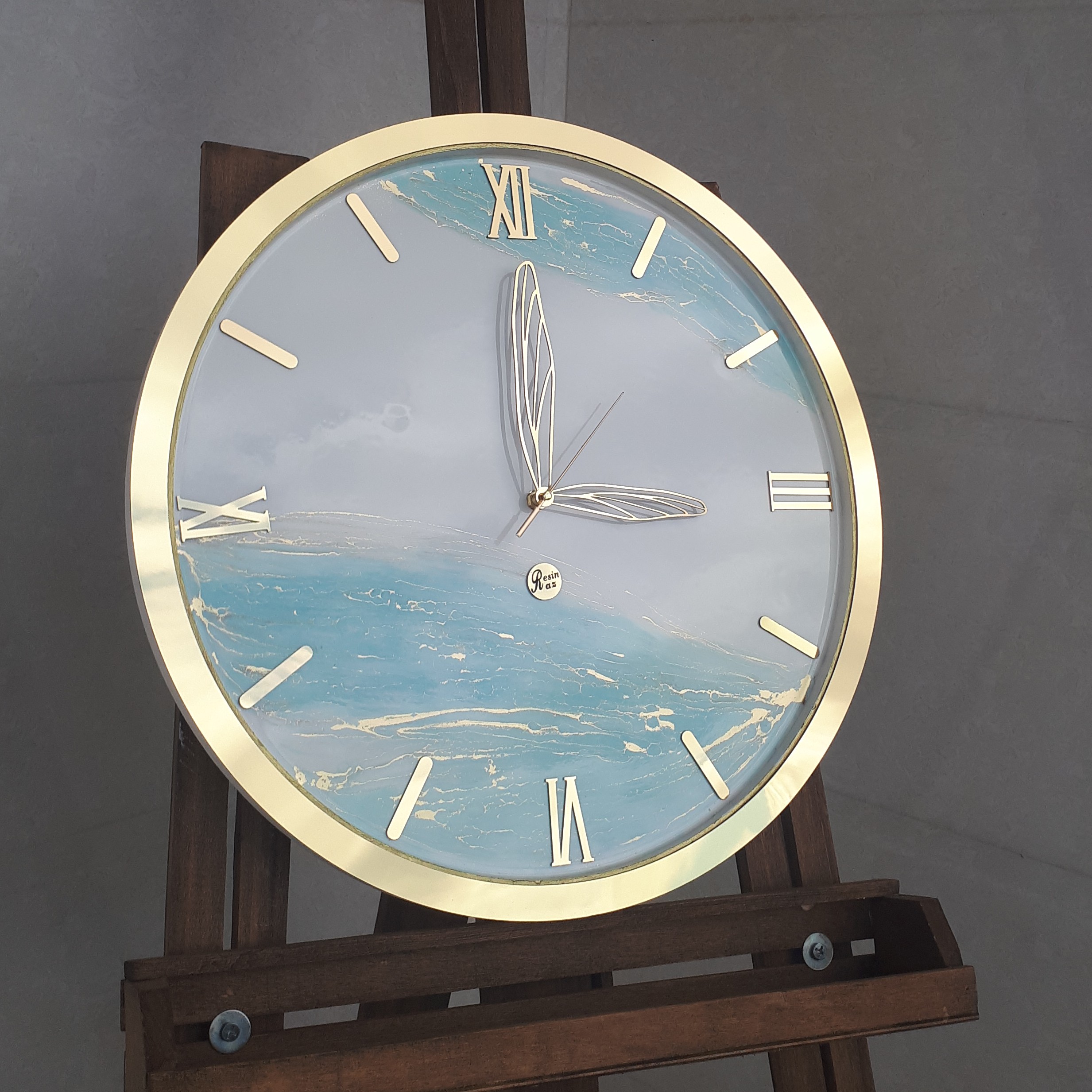 ساعت دیواری طرح روسی سفید ابی طلایی قطر 50   