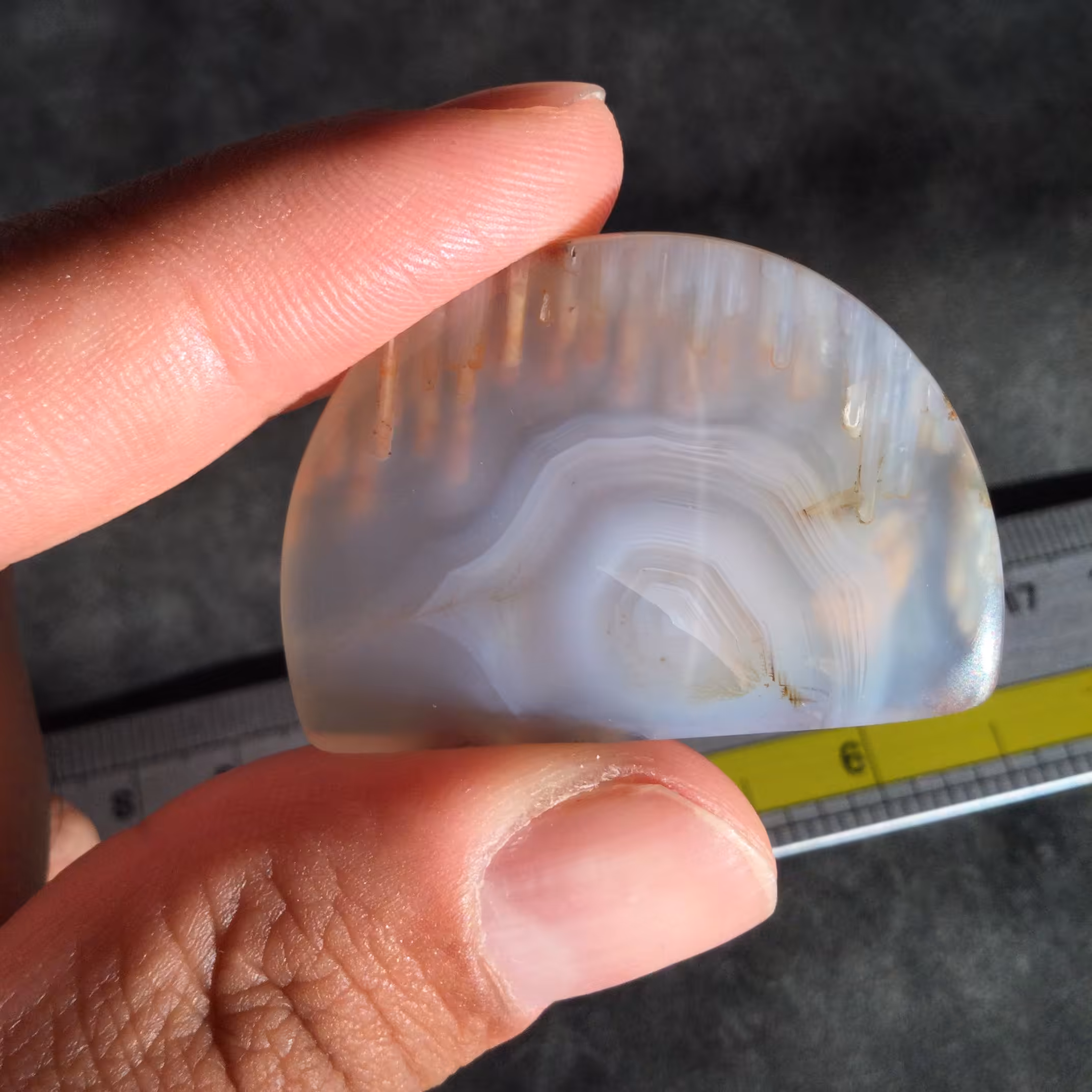 عقیق درشت سلیمانی روتایل دار با منظره بارش شهاب‌سنگ در آسمان شب 