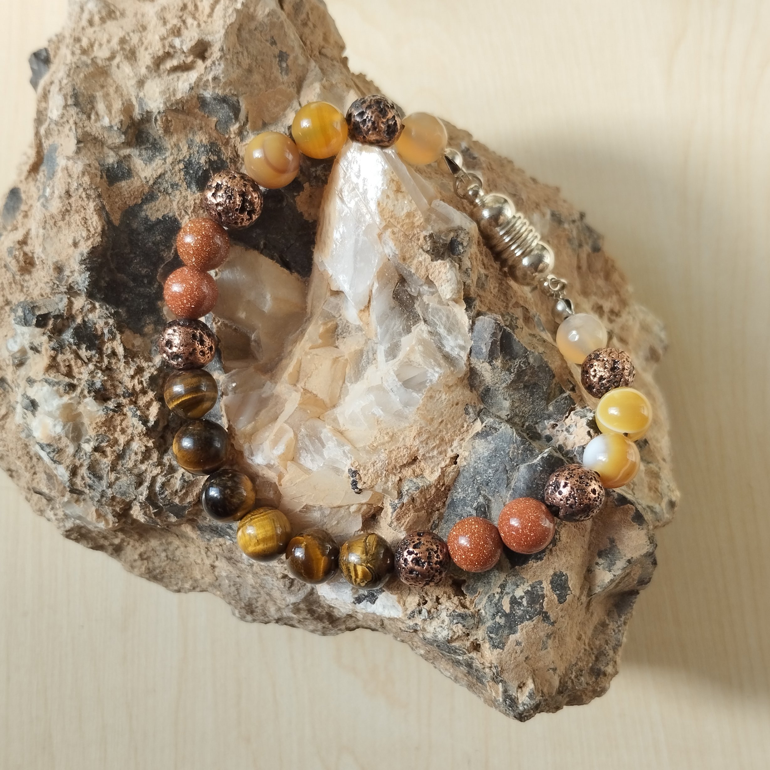 دستبند تایگر  اصل با مهره حدید دلربا عقیق عسلی و عقیق سفید  و قفل آهنربایی