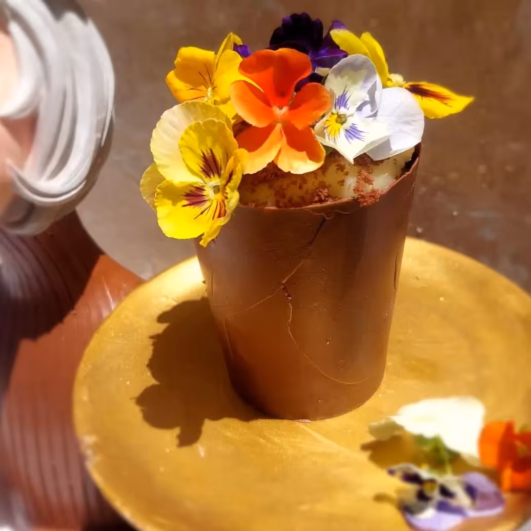 گدان کیک وشکلات با گل خوراکی