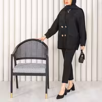 کت کتیبه یقه انگلیسیجنس:کتیبه
تن خور:نرمال
 سایزبندی:فری( مناسب 36 تا 42)
رنگبندی :شتری، مشکی، سفید،سبز،کرم