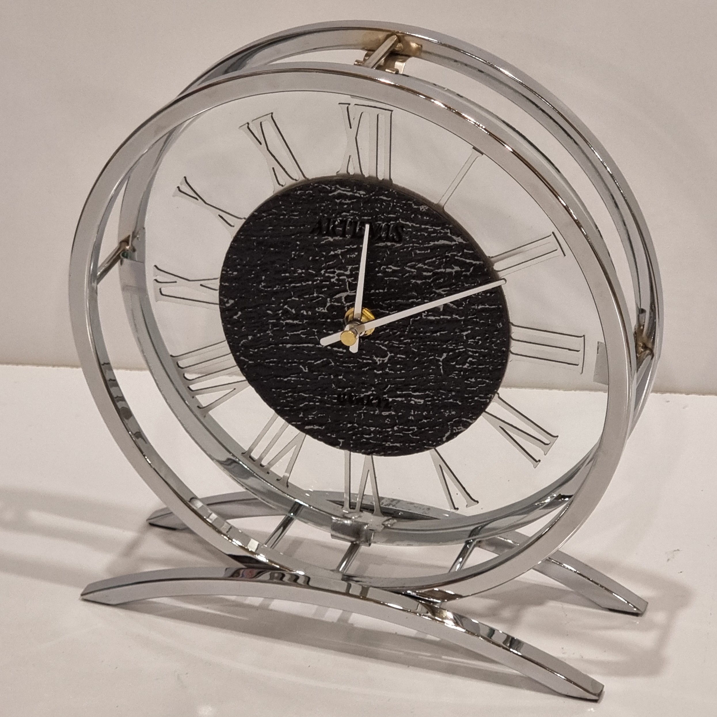 ساعت گرد رو میزی پایه دار ارتمیس با رنگ نقره ای فورتیک بدون هیچگونه تغییر رنگ 