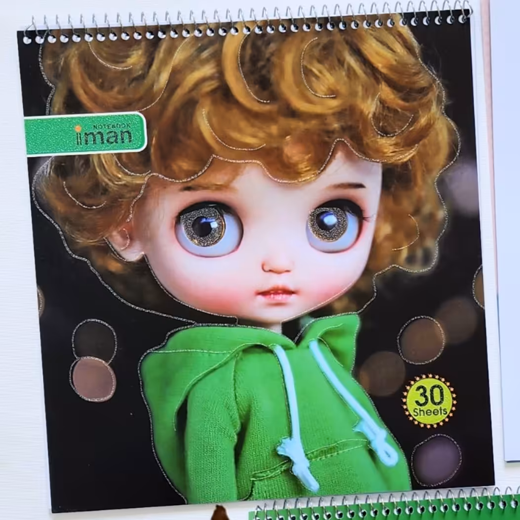 دفتر نقاشی سیم از بالاخشتی30برگ طرح عروسکی جلدگلاسه300گرم اکلیلی