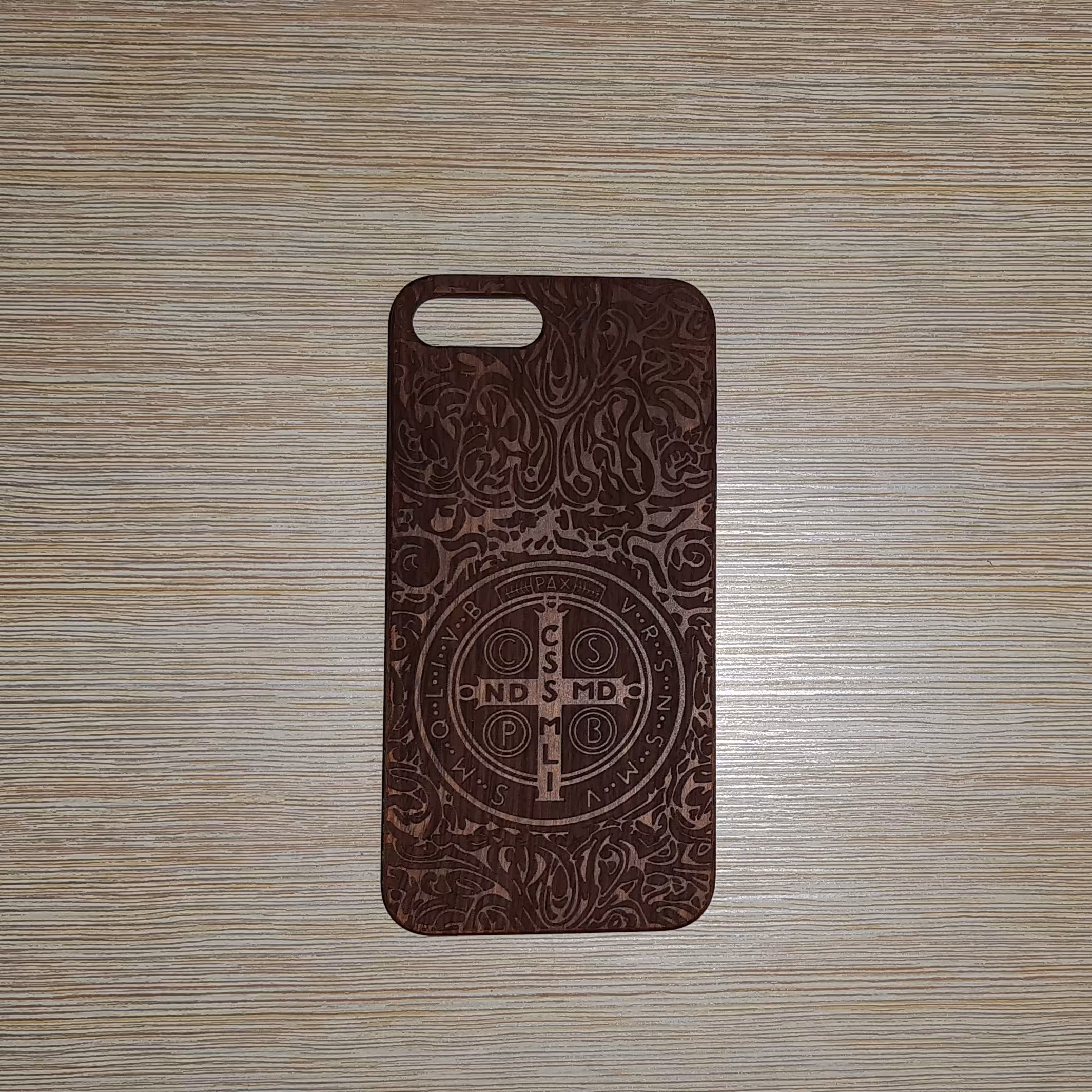 قاب چوبی آیفون مدل iphone7 plus مخصوص محافظت از گوشی هایی که پشت قاب آنها حساس و قابل خش هستند