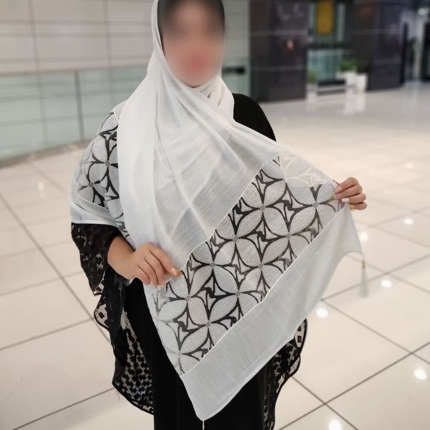 شال شاین دانتل دار مجلسی 
دور گان دوزی 
تک رنگ و طرح بندی انتخابی 
 کیفیت بی نظیر
 وارداتی 
قواره2متر در 70 سانت