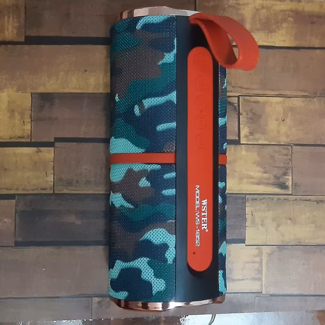 اسپیکر بلوتوثی رم خور رنگ بدنه ارتشی رم خور و فلش خور وزن 400 گرم