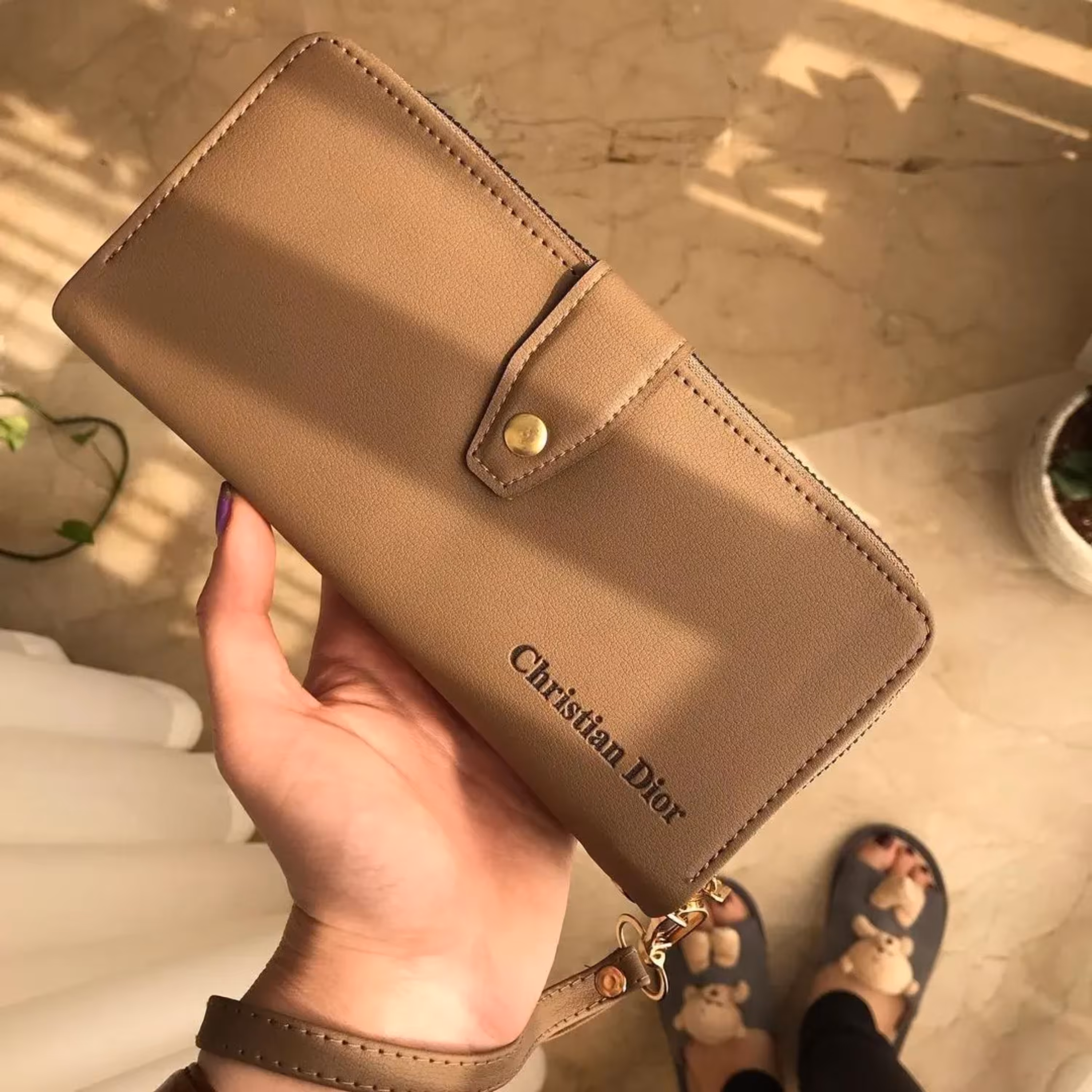 کیف پول دارای بند مچی چرم و محفظه مخصوص موبایل