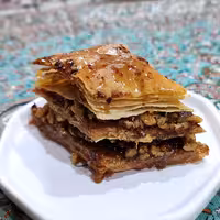 باقلوا گردویی سفارشی (دو لایه مخلوط گردو و شکر قهوه ای و دارچین) 220 گرم