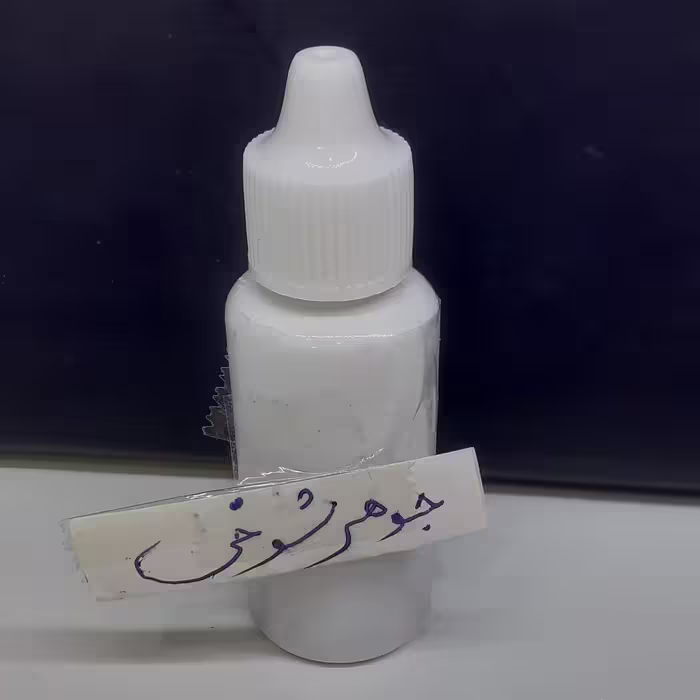 جوهری شوخی     یک اسپری که وقتی بپاشی رو لباس یکی   اول رنگ میگیره  بعد  رنگ ناپدید میشه
