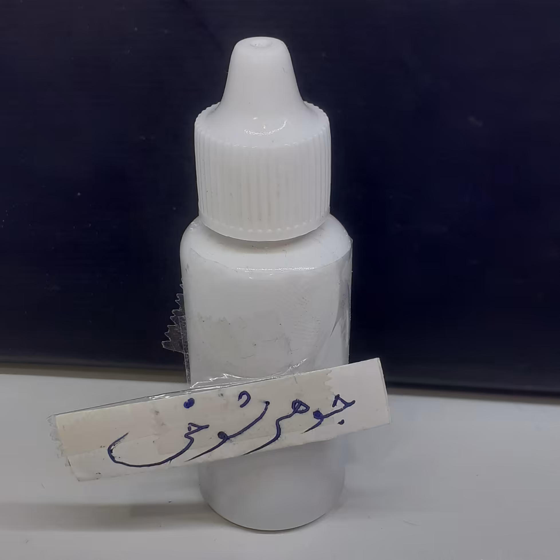 جوهری شوخی     یک اسپری که وقتی بپاشی رو لباس یکی   اول رنگ میگیره  بعد  رنگ ناپدید میشه