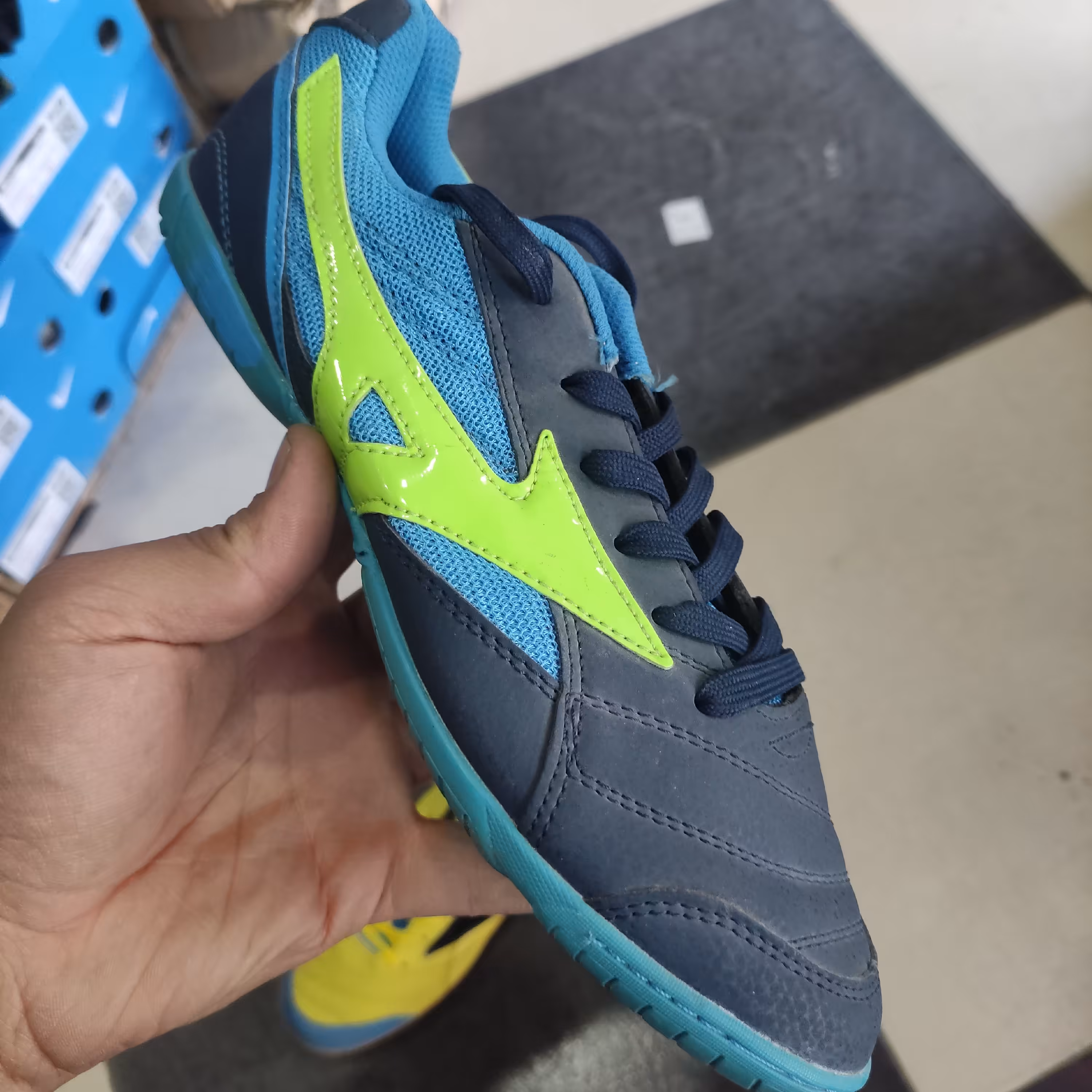 کفش فوتسال میزانو