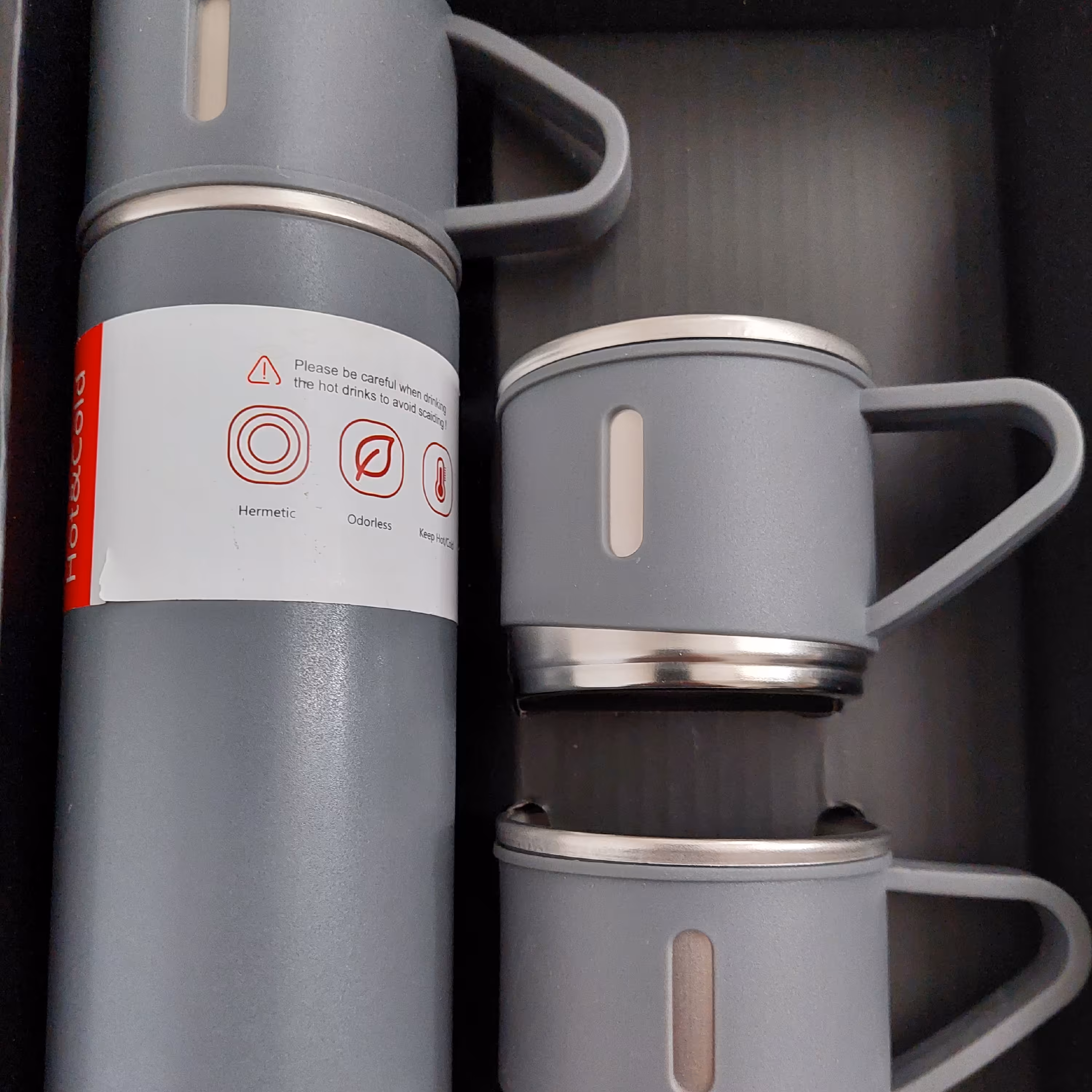 فلاکس یه لیوان طوسی رنگ