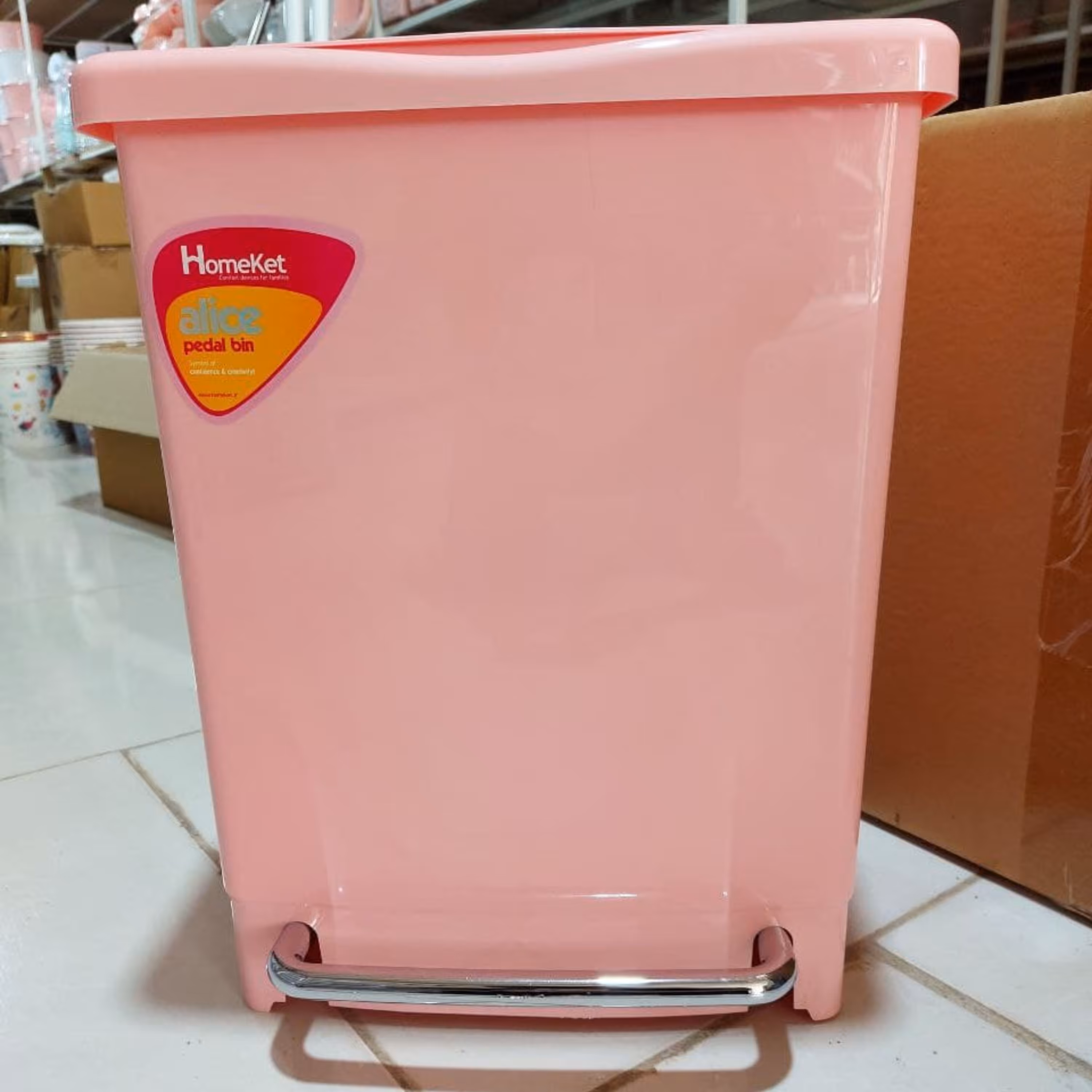 سطل زباله پلاستیکی پدال دار کابینتی برند معتبر هوم کت تهیه شده از پلاستیک موادنو