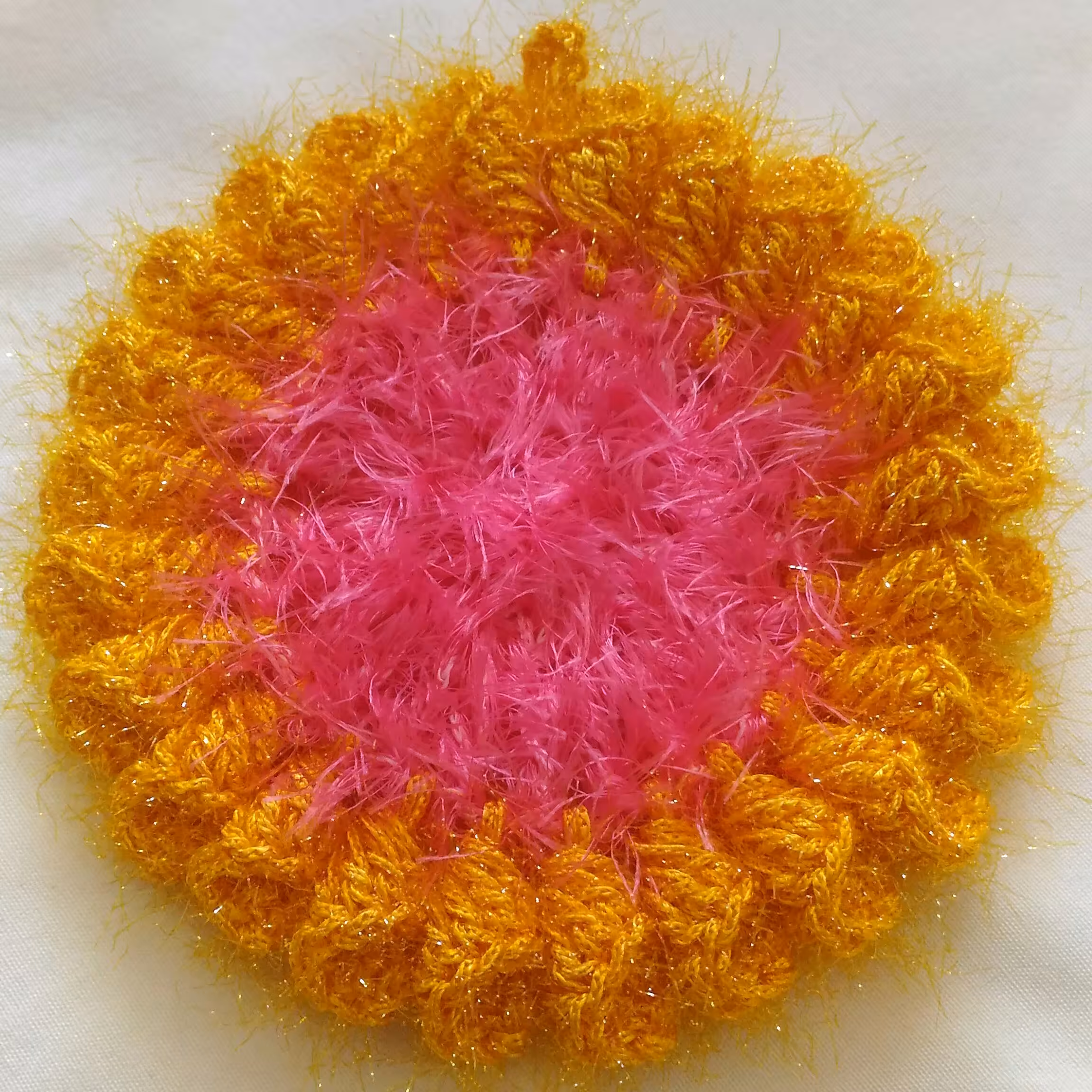 اسکاج گرد ، با دور بافی شکوفه 