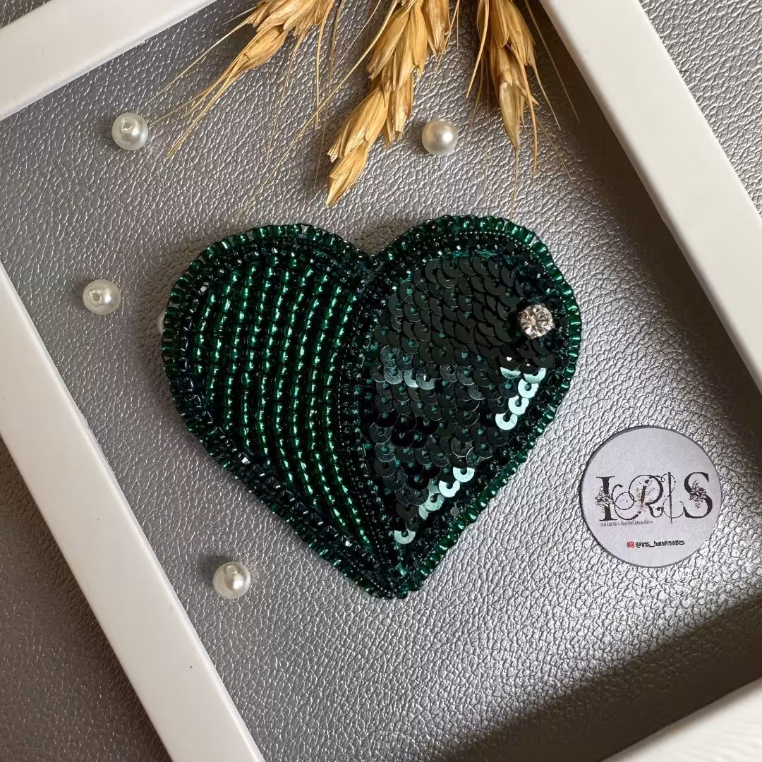 سنجاق سینه جواهردوزی طرح قلب سبز