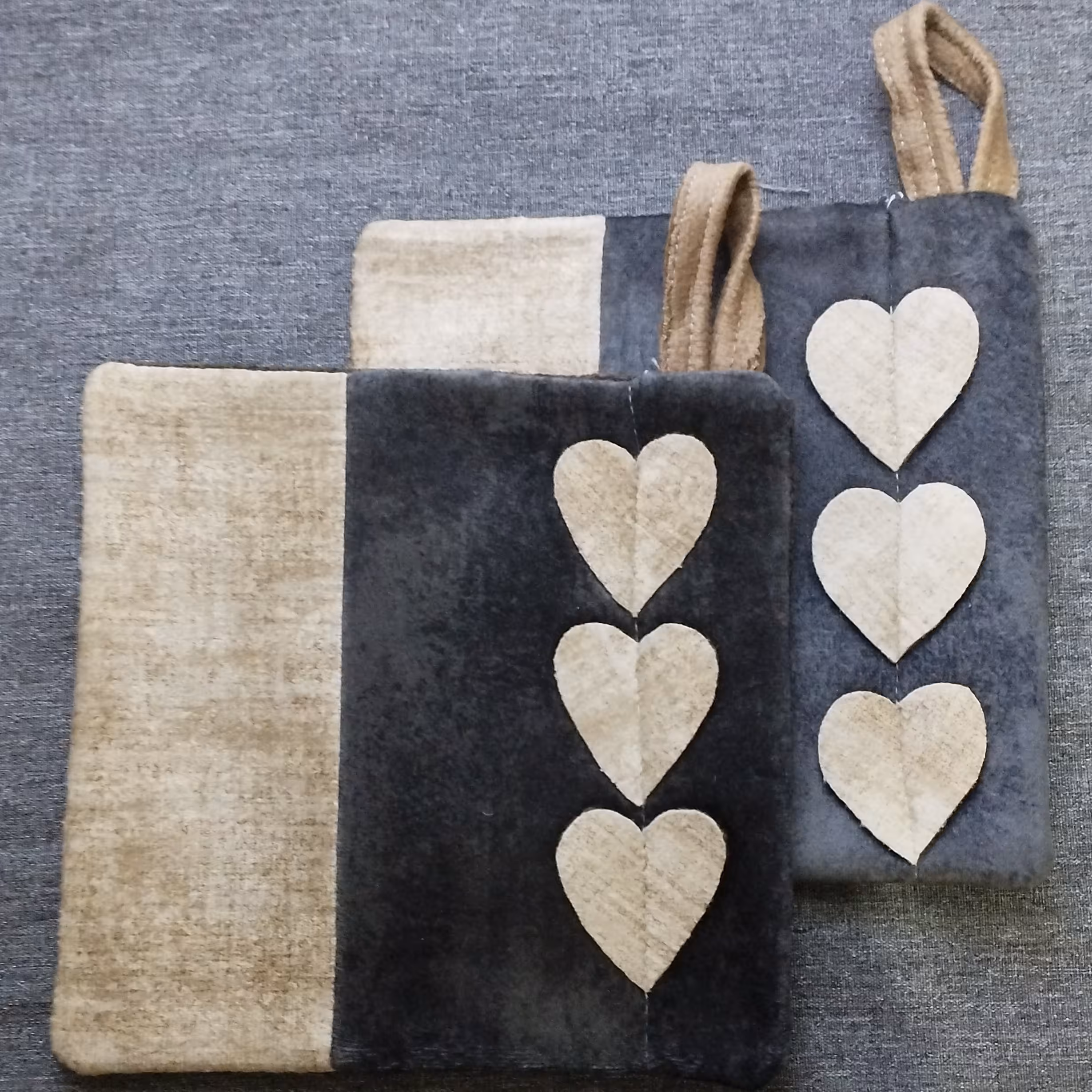 دستگیره آشپزخانه مدل قلب قلبی با رنگ زمینه طوسی تیره  در ابعاد 17در17