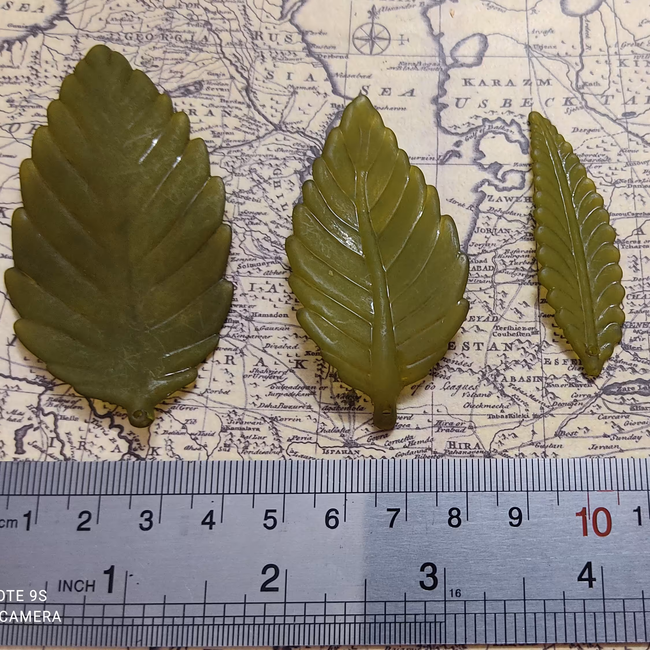 برگ سبز ( دو نوع برگ سبز یکی بلند و دیگری پهن می‌باشد هر دو باهم در بسته بندی هستند) 