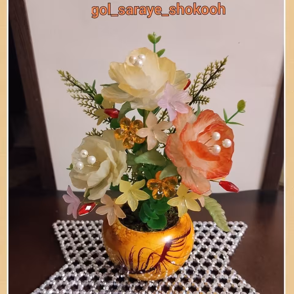 گلدان زیبای شقایق با گلبرگهای مات در رنگهای زرد دو رنگ، نارنجی دو رنگ و کرم_شیری