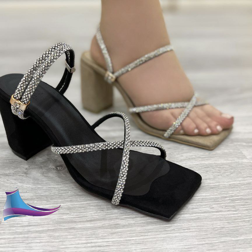 کفش مجلسی
کد 585
قالب استاندارد
جنس سوییت
پاخور عالی و شیک
دو حالته پاشنه 8 سانت
Size37تا41