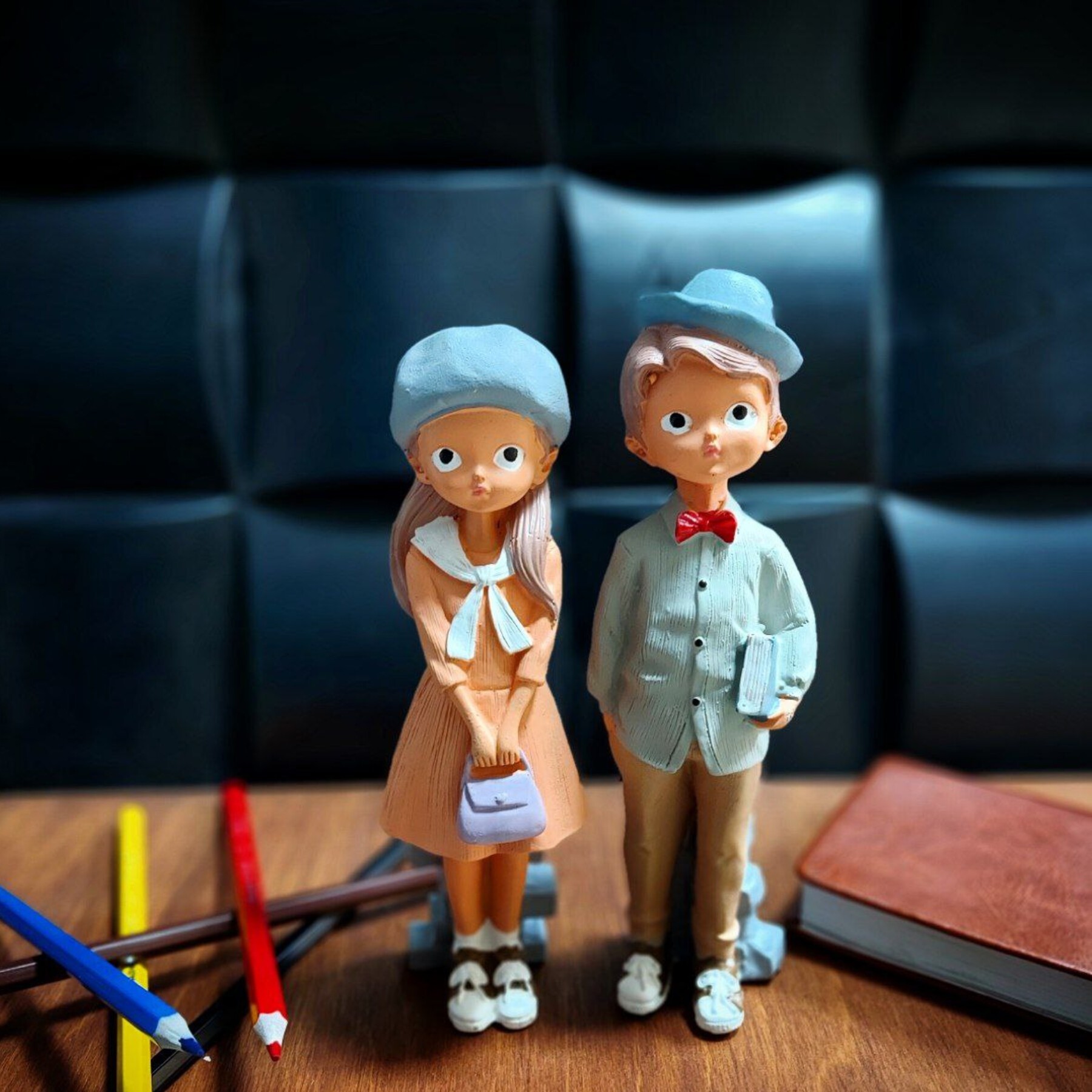 مجسمه دکوری دختر و پسر مدل دانشجو مجموعه 2 عددی