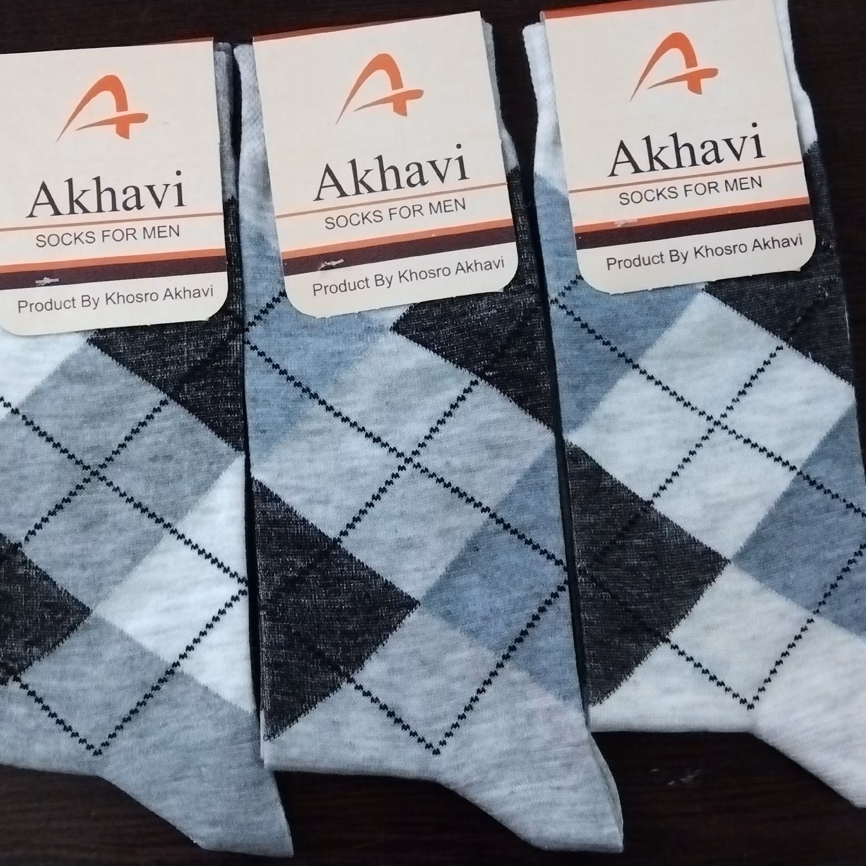 3جفت جوراب ساقدار  طرح لوزی برند بسیار  با کیفیت اخوان نخ پنبه ای اعلا و با دوام رنگ سفید، طوسی روشن و تیره